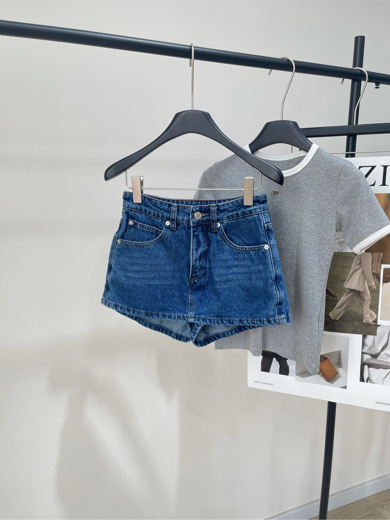 NO:414407,[Dawang dark blue leather label denim short skirt], fabric denim cotton color dark blue 25ss design short wash denim skirt pants, pure cotton denim skirt pants treated with washing process cleverly blends the elegance of the skirt and the neatness of the trousers. The front shows the outline of the A-line short skirt, and the back shows the structure of the tailored shorts, taking into account both beauty and practical wear. The high-waist design modifies the body proportions. The natural and old washing effect gives the item a unique personality. The side buckle and the inner anti-light design reflects considerate considerations in the details. Flat size is 66, hip circumference is 90, trousers length 32 M waist circumference is 70, hip circumference is 94, trousers length 33 L waist circumference is 74, hip circumference is 98, trousers length 34 Manual measurement will have 2~3cm errors that fall within the normal range, alexander wang, skirts, shorts, alexander wang19860909【大王深蓝皮标牛仔短裙裤】 ,面料牛仔棉 颜色深蓝 25ss 设计款短款水洗牛仔裙裤 水洗工艺处理的纯棉牛仔裙裤 巧妙融合裙装的优雅与裤装的利落 正面呈现A字短裙轮廓 背面则展现精裁短裤结构,兼顾美观与实穿性.  高腰设计修饰身形比例 自然做旧的水洗效果赋予单品独特个性 侧边暗扣与内里防走光设计 在细节处体现贴心考量 平铺尺码无弹力 S腰围66,臀围90,裤长32 M腰围70,臀围94,裤长33 L腰围74,臀围98,裤长34 手工测量会有2~3cm误差属于正常范围,,alexander wang,skirts,shorts,alexander wang,Women's clothing