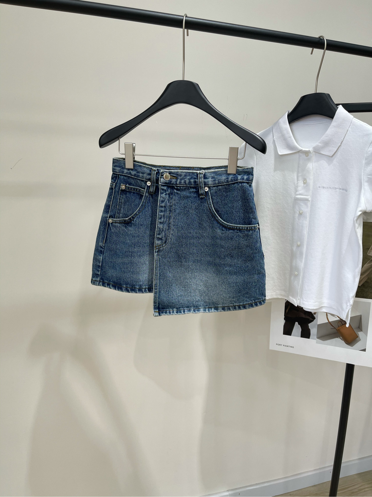 NO:418297,[Big King One-piece Asymmetrical denim skirt], fabric denim cotton, dark blue color 25ss Alexander King's old lightning pleated denim wrap skirt - same as Yang Mi Alexander King's old lightning pleated denim wrap skirt Shows unique craftsmanship with a single-piece design. A silver metal button inside and outside injects a hint of unruly vitality into the overall shape. Asymmetrical and irregular tailoring. Matched with delicate lightning pleated wrinkles. Details reveal avant-garde and personality. Pure cotton is soft and comfortable. It fits the body without losing a sense of clarity. This short skirt is not only the highlight of the wardrobe, but also a declaration of fashion attitude. It is suitable for you who pursue a unique style. Flat size S waist 68, hip 88, skirt length 33 M waist 72, hip 92, skirt length 34  L waist circumference 76, hip circumference 96, skirt length 35, manual measurement will have 2~3cm errors within the normal range, alexander wang, skirts, alexander wang19860909【大王一片式不对称牛仔半裙】 ,面料牛仔棉 颜色深蓝 25ss 亚历山大王做旧闪电纹褶皱牛仔布围裹式短裙-杨幂同款 亚历山大王做旧闪电纹褶皱牛仔布围裹式短裙 以单片式设计展现独特匠心 内外各一颗银色金属纽扣 为整体造型注入一丝不羁的活力 不对称不规则的剪裁 搭配细腻的闪电型褶皱纹路 细节中透露着前卫与个性 纯棉材质柔软舒适 贴合身形的同时不失挺括感 这条短裙不仅是衣橱中的亮点 更是时尚态度的宣言,适合追求独特风格的你 平铺尺码 S腰围68,臀围88,裙长33 M腰围72,臀围92,裙长34 L腰围76,臀围96,裙长35 手工测量会有2~3cm误差属于正常范围,,alexander wang,skirts,alexander wang,Women's clothing