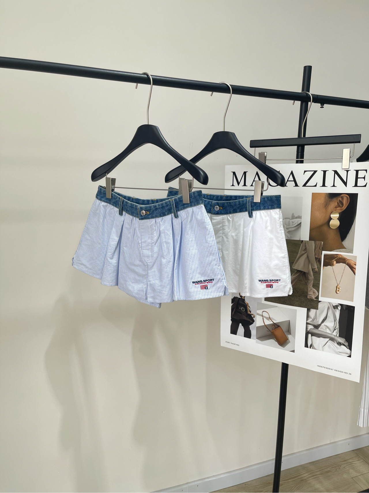 NO:414423,[Dawang denim side splicing low-waist casual shorts], fabric cotton, blue and white stripes, white 25ss denim waist splicing Oxford cloth boxer shorts, bold splicing of denim waist and white Oxford cloth interprets high-end street aesthetics with deconstruction techniques, metal buttons engraved with brand letter logos, add more exquisite details in addition to practical functions, the iconic wide-leg A-shaped pattern is cut in three-dimensional, double-layer pleats on the front and side oblique pockets have a sense of design and practicality, cotton Oxford cloth is crisp and stylish, innovative splicing technology breaks through conventional boundaries, high waist design and smooth trouser line, cleverly modifying all kinds of figures. Dialogue between fabric texture tells the perfect fusion of craftsmanship and creativity, flat size low waist S waist 76, hip 110, trouser length 30 M waist 80, hip 114, trouser length 31  L waist circumference 84, hip circumference 118, pants length 32. Manual measurement will have 2~3cm errors within the normal range, alexander wang, shorts, alexander wang19860909【大王牛仔边拼接低腰休闲短裤】 ,面料棉 颜色蓝白条纹、白色 25ss 牛仔布腰身拼接牛津布平角短裤 牛仔腰头与白色牛津布的大胆拼接 以解构手法诠释高端街头美学 金属纽扣镌刻品牌字母标识 在实用功能外更添精致细节 标志性阔腿A字版型经立体剪裁 正面双层褶裥与侧边斜插口袋兼具设计感与实用性 棉质牛津布挺括有型 创新的拼接工艺突破常规边界 高腰设计配合流畅的裤管线条 巧妙修饰各类身形. 面料肌理间的对话 诉说着工艺与创意的完美融合 平铺尺码低腰 S腰围76,臀围110,裤长30 M腰围80,臀围114,裤长31 L腰围84,臀围118,裤长32 手工测量会有2~3cm误差属于正常范围,,alexander wang,shorts,alexander wang,Women's clothing