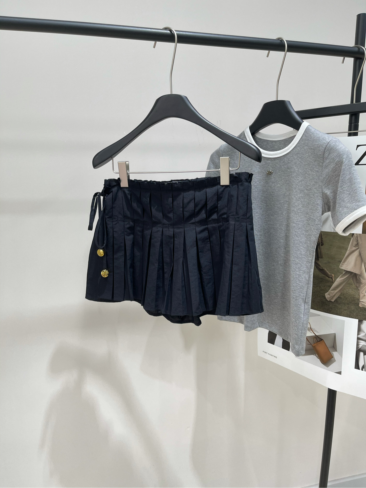 NO:421969,【loe black organ pleated lace-up skirt】, fabric tint cotton color black *｜ pleated skirt 25SS is available in spring!  Pleated skirts, light viscose and linen-blend printed shorts, pleated inserts on the front, lace-up opening and closing on the side, lace-up straps and hardware logo decorate two-piece design, mini-length modifying legs, squat down on the front skirt and don’t worry about exposure, can be worn as a skirt or as a pants!  Flat size S waist circumference 64 elasticity, hip circumference 102 elasticity, skirt length 34 M waist circumference 68 elasticity, hip circumference 106 elasticity, skirt length 35 L waist circumference 72 elasticity, hip circumference 110 elasticity, skirt length 36 manual measurement will have 2~3cm errors within the normal range, loewe, skirt, shorts, alexander wang19860909【loe黑色风琴百褶系带裙裤】 ,面料天丝棉 颜色黑色 *｜百褶裙裤 25SS春季上新！ 百褶裙裤,轻盈粘胶纤维和亚麻混纺印花布短裤 正面褶裥镶片,侧面系带开合 绑带搭配五金logo装饰两片式设计 迷你长度修饰腿长 前面裙子后背裤子蹲下来不怕走光 既能当裙子穿也可以当裤子穿！ 平铺尺码 S腰围64弹力,臀围102弹力,裙长34 M腰围68弹力,臀围106弹力,裙长35 L腰围72弹力,臀围110弹力,裙长36 手工测量会有2~3cm误差属于正常范围,,loewe,skirts,shorts,alexander wang,Women's clothing