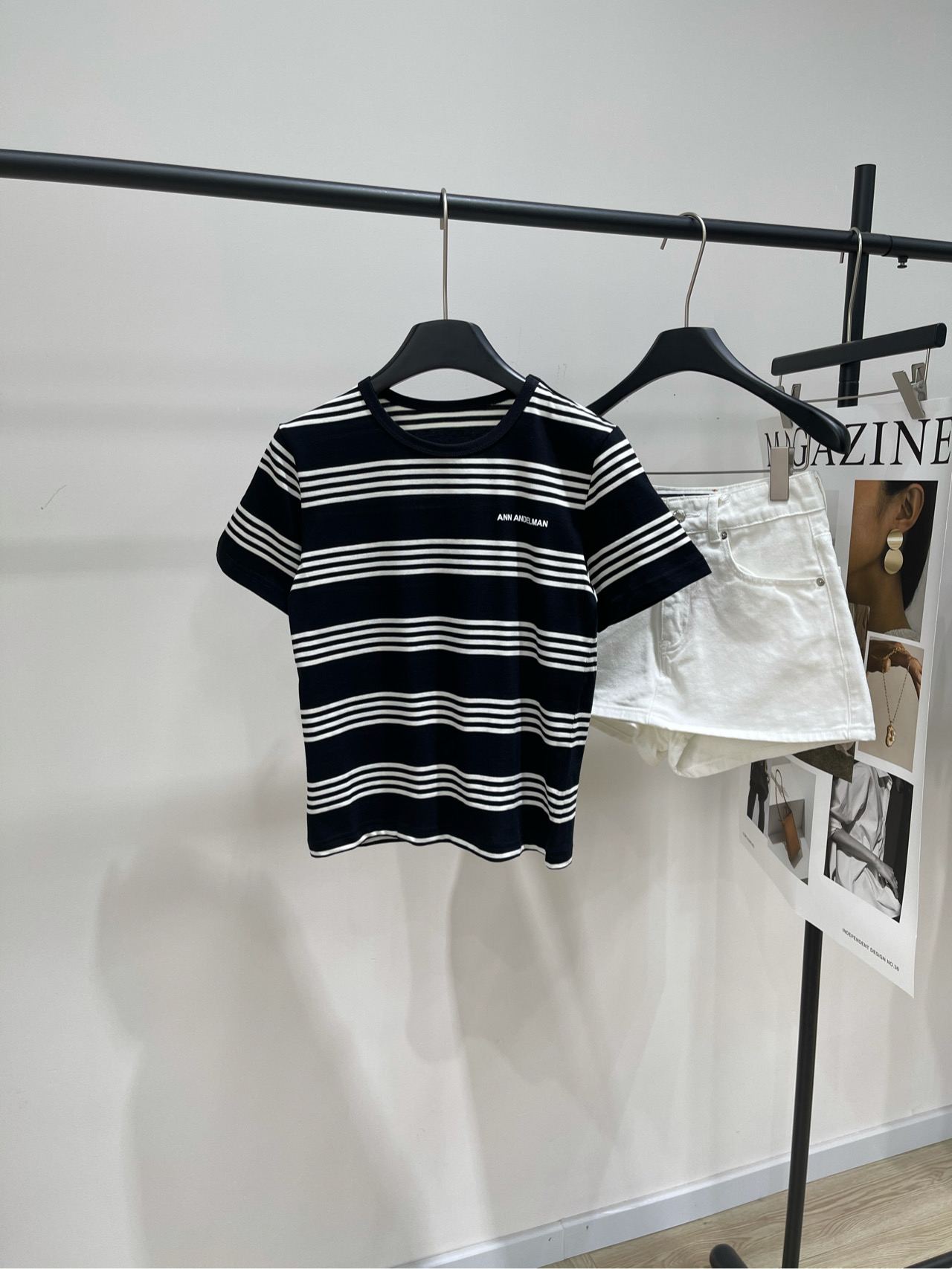 NO:418304,【Ann Black and White Stripes Short Sleeve T】, fabric worsted elastic knitted cotton, color black and white stripes 25ss Black and white inter-text logo short-sleeved T-shirt· Celebrity private clothing Yuan Shanshan, Zhang Li, Zhou Jieqiong, Meng Ziyi same style Black stripe short-sleeved T-shirt White stripe interval design, on the black base White stripe extends in a unique single-group arrangement The sparse and dense rhythm gives it a clear recognition The rhythm of the horizontal lines, matched with the three-dimensional offset logo on the chest, the low-key reveals exquisite details 50 cotton blend, balances softness and crispness, skin-friendly and maintains the contour Different from the dense pile of regular stripes, this set of white space makes the whole look cleaner and neat, simple but not vulgar, it is the calm choice in the closet that is not easy to wear the same clothes. Flat size  S shoulder width 38, bust 82 elasticity, garment length 51, sleeve length 19 M shoulder width 39, bust 86 elasticity, garment length 52, sleeve length 20 L shoulder width 40, bust 90 elasticity, garment length 53, sleeve length 21 Manual measurement will have 2~3cm errors within the normal range, T-shirt,tees, t-shirt,alexander wang19860909【Ann黑白条纹字母短袖T】 ,面料精纺弹力针织棉 颜色黑白条纹 25ss 黑白间纹徽标短袖T恤· 明星私服袁姗姗、张俪、周洁琼、孟子义同款 黑色条纹短袖T恤  白条纹间隔设计,黑底之上 白色条纹以独特的单组排列延伸 疏密有致的节奏赋予它鲜明的辨识度 横向线条的韵律感,搭配胸口立体胶印徽标 低调中透出精巧的细节 50棉质混纺,平衡了柔软与挺括 既亲肤又保有廓形 不同于常规条纹的密集堆砌 这一组一组的留白,让整体更显干净利落 简约却不流俗,正是衣橱里那件不易撞衫的从容之选 平铺尺码 S肩宽38,胸围82弹力,衣长51,袖长19 M肩宽39,胸围86弹力,衣长52,袖长20 L肩宽40,胸围90弹力,衣长53,袖长21 手工测量会有2~3cm误差属于正常范围,,T-shirt,tees，t-shirt,alexander wang,Women's clothing