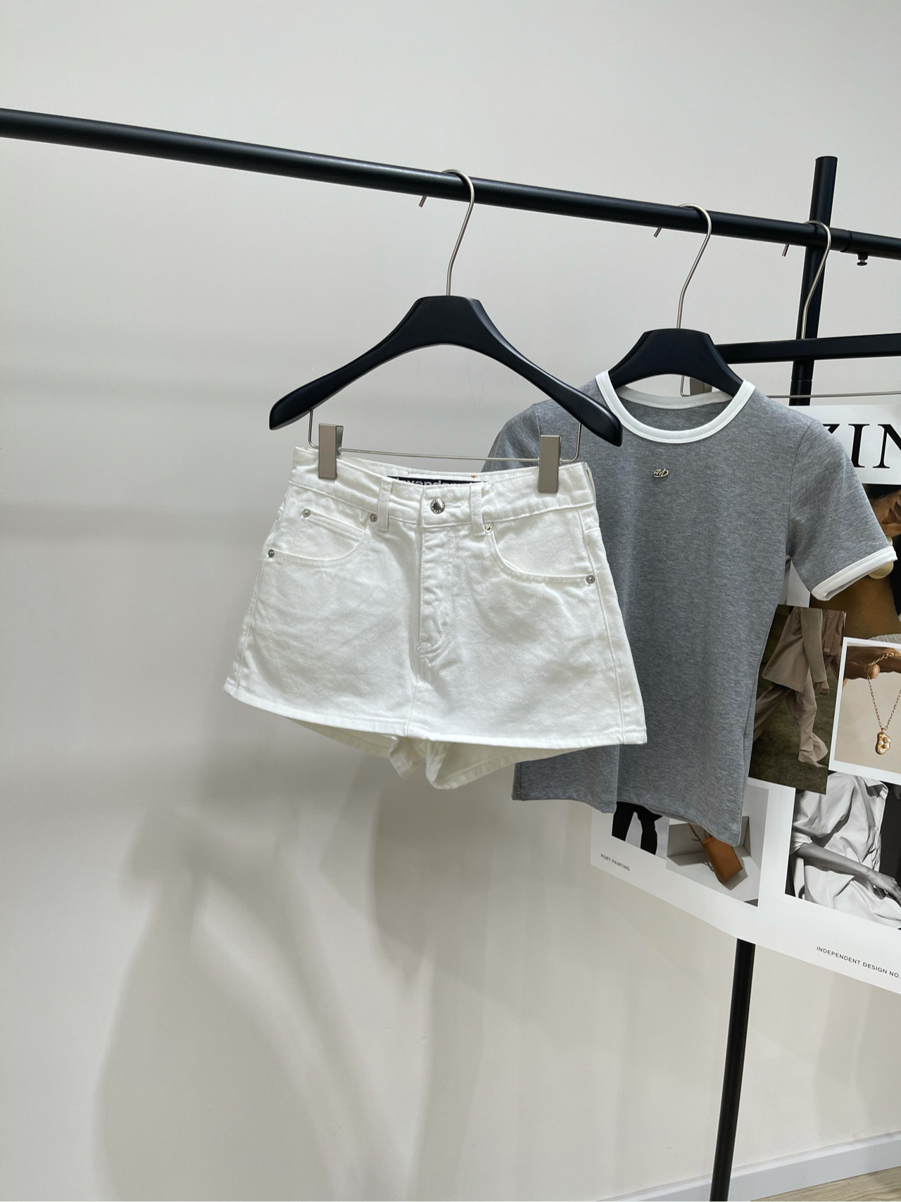 NO:418318,[Dawang white leather label denim skirt], fabric denim cotton color white 25ss design short-washed denim skirt pants, pure cotton denim skirt pants treated with washing process cleverly blends the elegance of the skirt and the neatness of the trousers. The front shows the outline of the A-line skirt, and the back shows the structure of the tailored shorts, taking into account both beauty and practical wear. The high-waist design modifies the body proportions. The natural and old washing effect gives the item a unique personality. The side concealed button and the inner anti-light design reflects considerate considerations in the details. Flat size is not elastic. S waist 66, hip 90, trousers length 32 M waist 70, hip 94, trousers length 33 L waist 74, hip 98, trousers length 34. There will be 2~3cm errors in manual measurements, alexander wang, skirts, shorts, alexander wang19860909【大王白色皮标牛仔短裙裤】 ,面料牛仔棉 颜色白色 25ss 设计款短款水洗牛仔裙裤 水洗工艺处理的纯棉牛仔裙裤 巧妙融合裙装的优雅与裤装的利落 正面呈现A字短裙轮廓 背面则展现精裁短裤结构,兼顾美观与实穿性.  高腰设计修饰身形比例 自然做旧的水洗效果赋予单品独特个性 侧边暗扣与内里防走光设计 在细节处体现贴心考量 平铺尺码无弹力 S腰围66,臀围90,裤长32 M腰围70,臀围94,裤长33 L腰围74,臀围98,裤长34 手工测量会有2~3cm误差属于正常范围,,alexander wang,skirts,shorts,alexander wang,Women's clothing