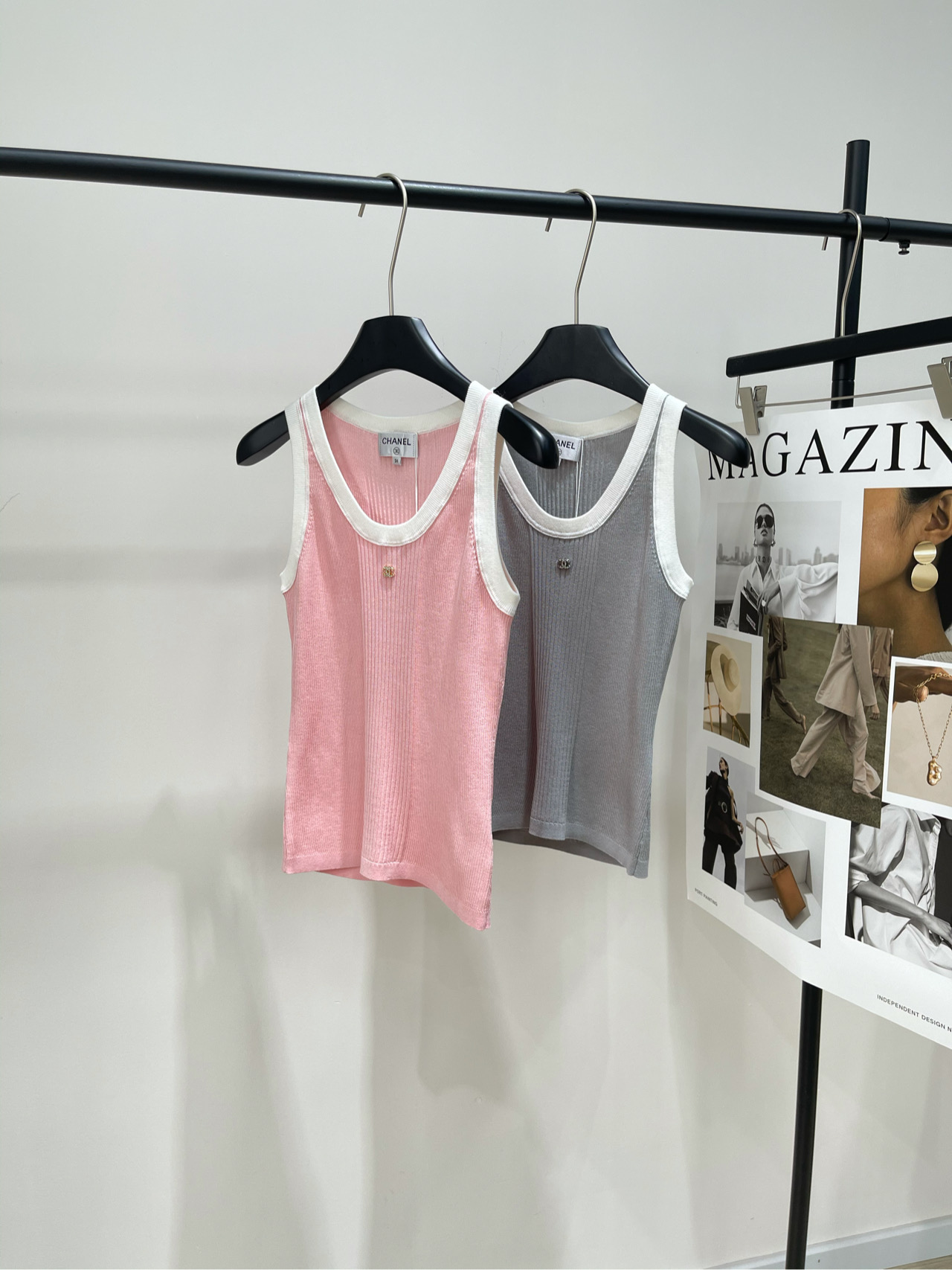 NO:420042,【Double C pink gray contrasting edge knitted vest】, fabric Tianshi cotton, color pink, gray, Chane*25 spring and summer new style, 16-pin thin splicing three-dimensional hooking process, round neck contrasting color logo metal logo, knitted sleeveless vest shipment, huge slim clean color three-dimensional hooking, low-key and high-end design, classic slim fit style, comfortable upper body, skin-friendly and not stubborn, versatile style, age-reducing elegant temperament, comprehensive workmanship quality, flat size, S shoulder width 25, bust 68 elastic, 47 M shoulder width 26, bust 72 elastic, 48 L shoulder width 27, bust 76 elastic, 49, manual measurement will have 2~3cm errors within the normal range, chanel, alexander wang19860909【双C粉灰撞色边针织背心】 ,面料天丝棉 颜色粉色 灰色 Chane*25春夏新款 16针细拼接立体勾花工艺 圆领撞色徽标金属标识 针织无袖背心出货 巨显瘦的净色立体勾花 设计低调高级 经典修身版型 上身舒适亲肤不扎人 百搭款式 减龄优雅气质 做工品质全面到位 平铺尺码 S肩宽25,胸围68弹力,衣长47 M肩宽26,胸围72弹力,衣长48 L肩宽27,胸围76弹力,衣长49 手工测量会有2~3cm误差属于正常范围,,chanel,alexander wang,Women's clothing