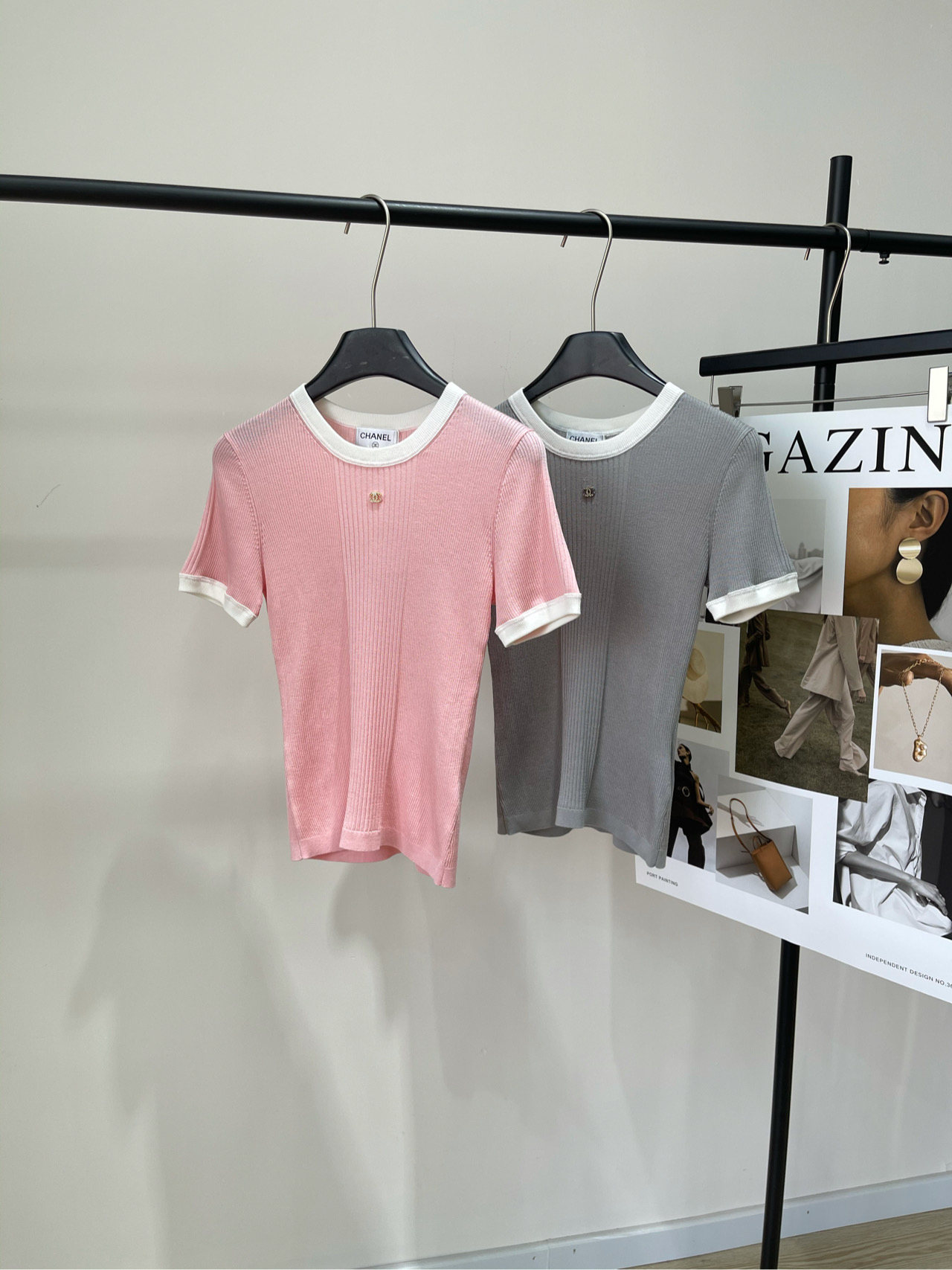 NO:420066,【Double C pink gray contrast edge knitted short sleeves】, fabric Tianshi cotton, color pink, gray, Chane*25 spring and summer new style, 16-pin thin splicing three-dimensional hooking process, round neck contrast color logo metal logo, knitted short-sleeved top shipped, huge slim clean color three-dimensional hooking, low-key and high-end design, classic slim fit style, comfortable upper body, skin-friendly and not stubborn, versatile style, age-reducing elegant temperament, comprehensive workmanship quality, flat size S shoulder width 31, bust 68 elastic, 53, sleeve length 20 M shoulder width 32, bust 72 elastic, 54, sleeve length 21 L shoulder width 33, bust 76 elastic, 55, sleeve length 22, manual measurement will have 2~3cm errors belong to the normal range, chanel, T-shirt, alexander wang19860909【双C粉灰撞色边针织短袖】 ,面料天丝棉 颜色粉色 灰色 Chane*25春夏新款 16针细拼接立体勾花工艺 圆领撞色徽标金属标识 针织短袖上衣出货 巨显瘦的净色立体勾花 设计低调高级 经典修身版型 上身舒适亲肤不扎人 百搭款式 减龄优雅气质 做工品质全面到位 平铺尺码 S肩宽31,胸围68弹力,衣长53,袖长20 M肩宽32,胸围72弹力,衣长54,袖长21 L肩宽33,胸围76弹力,衣长55,袖长22 手工测量会有2~3cm误差属于正常范围,,chanel,T-shirt,alexander wang,Women's clothing