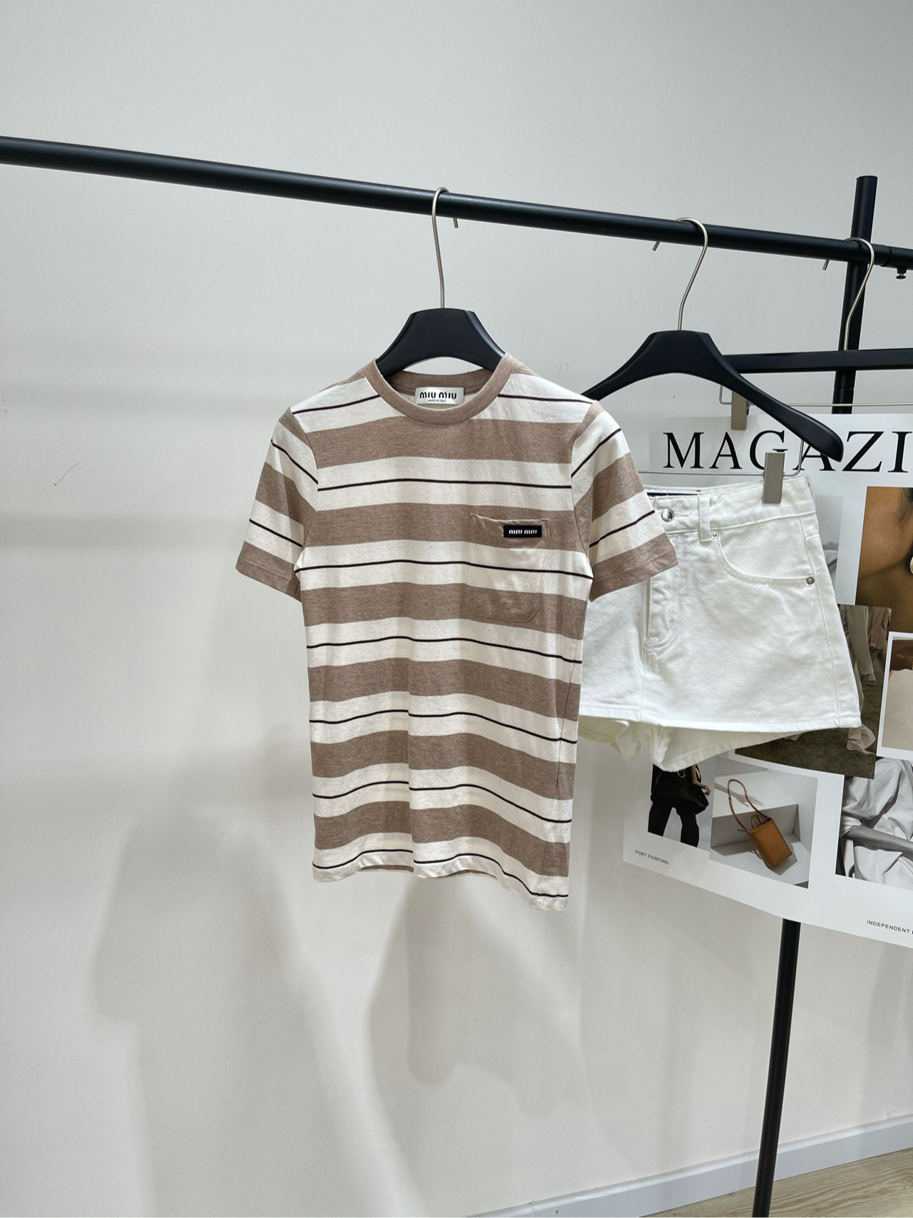 NO:420086,【M khaki white striped pocket short-sleeved T】, fabric all cotton color khaki white spelled Miu25 spring and summer new logo letter striped contrasting T-shirt shipped soft and glutinous but not lose the feeling of muscles and bones Classic contrasting stripes, low-key and not exaggerated, simple and charming Round neck design, modify the neck line, chest logo letter design adds a sense of design in the overall casual atmosphere S slim fit and slim fit, very comfortable upper body Flat size S shoulder width 36, bust 82, 59, sleeve length 20 M shoulder width 37, bust 86, 60, sleeve length 21 L shoulder width 38, bust 90, 61, sleeve length 22 Manual measurement will have 2~3cm errors within the normal range, miumiu, T-shirt,tees, t-shirt,alexander wang19860909【M卡其拼白条纹口袋短袖T】 ,面料全棉 颜色卡其拼白 Miu25春夏新款徽标字母条纹撞色T恤出货 软软糯糯却又不失筋骨感 经典撞色条纹,低调不浮夸,简单有魅力 圆领设计,修饰颈部线条 胸前徽标字母设计 在整体的休闲氛围中增添设计感 修身显瘦的版型,上身非常舒适 平铺尺码 S肩宽36,胸围82,衣长59,袖长20 M肩宽37,胸围86,衣长60,袖长21 L肩宽38,胸围90,衣长61,袖长22 手工测量会有2~3cm误差属于正常范围,,miumiu,T-shirt,tees，t-shirt,alexander wang,Women's clothing