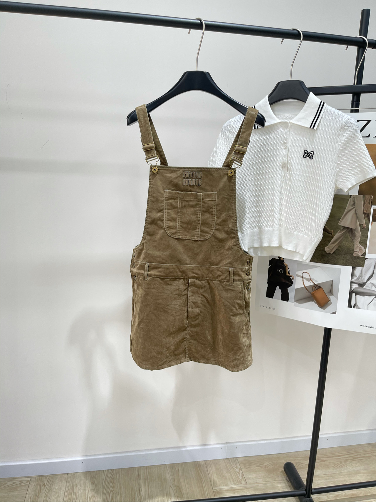 NO:420107,【M brown patch letter velvet strap skirt】, special velvet fabric, color brown, Miu25 early spring new style, letter patch embroidered velvet splicing, heavy industry strap skirt shipped, no matter what season, this kind of unrivaled item will appear in our field of vision, both versatile and irreplaceable youthful, American retro girls always love the most, loose style, custom mold-opening electroplating retro hardware accessories, versatile and not picky, can be worn alone, or superimposed, various ways to wear, flat size, S bust circumference, waist circumference 84, hip circumference 94, skirt length 81 (adjustable) M bust circumference, waist circumference 88, hip circumference 98, skirt length 82 (adjustable) L bust circumference, waist circumference 92, hip circumference 102, skirt length 83 (adjustable)  Manual measurement will have 2~3cm errors within the normal range, miumiu, skirts, alexander wang19860909【M棕色贴布字母丝绒背带裙】 ,面料特殊丝绒面料 颜色棕色 Miu25早春新款 字母贴布刺绣丝绒拼接 重工背带裙出货不管什么季节 背带裙这种经种不衰的单品 都会出现在我们的视野 既百搭又有着不能替代的青春感 美式复古女孩永远最爱 宽松版型 定制开模电镀复古五金辅料 百搭不挑人 可单穿 也可叠加 多种穿法 平铺尺码 S胸围不限,腰围84,臀围94,裙长81（可调节） M胸围不限,腰围88,臀围98,裙长82（可调节） L 胸围不限,腰围92,臀围102,裙长83（可调节） 手工测量会有2~3cm误差属于正常范围,,miumiu,skirts,alexander wang,Women's clothing