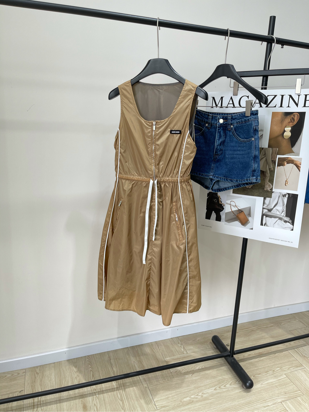 NO:420045,[M milk tea color mesh U-neck vest skirt], fabric nylon + mesh color milk tea color *｜Logo milk tea sleeveless dress 2025SS is available for summer!  Logo milk tea sleeveless dress. Both zippers and logos are particularly designed. Zippered pockets are designed on both sides. The waist drawstring is slimming. The sleeveless style is especially suitable for summer wear. It is especially refreshing!  A must-have dress in summer. You can wear the same coat when you are cold under the air conditioner!  Flat size S shoulder width 33, bust 90, waist 66 elasticity, skirt length 101 M shoulder width 34, bust 94, waist 70 elasticity, skirt length 102 L shoulder width 35, bust 98, waist 74 elasticity, skirt length 103 Manual measurement will have 2~3cm errors within the normal range, skirt, skirt, skirt19860909【M奶茶色网面U领背心裙】 ,面料尼龙+网纱 颜色奶茶色 *｜徽标奶茶色无袖连衣裙 2025SS夏季上新！徽标奶茶无袖连衣裙 拉链和徽标都特别有设计感 两侧有拉链口袋设计 腰间抽绳收腰显瘦 无袖款特别适合夏天穿 特别清爽！ 夏天必备连衣裙,在空调下冷可以穿上同款外套！ 平铺尺码 S肩宽33,胸围90,腰围66弹力,裙长101 M肩宽34,胸围94,腰围70弹力,裙长102 L肩宽35,胸围98,腰围74弹力,裙长103 手工测量会有2~3cm误差属于正常范围,,skirts,jackets & coats,alexander wang,Women's clothing