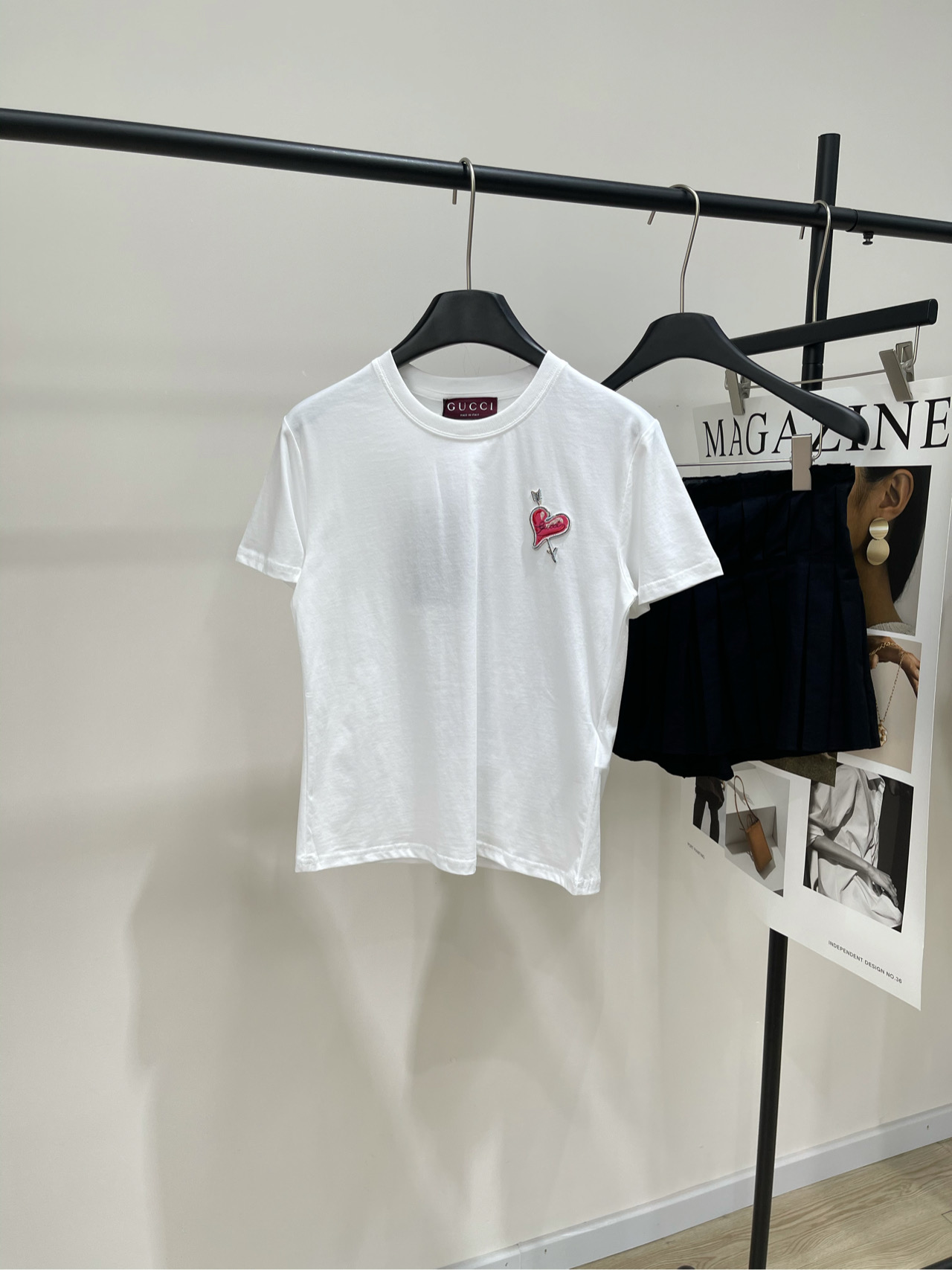 NO:420067,【GU Arrow Peach Heart Short Sleeve T】, fabric is all cotton, color white, GG2025 spring and summer new style, 520 limited three-dimensional embroidered letter pattern, round neck T-shirt shipped, Korean artist Inji Seo's wonderful ideas leaps on the 2025 early autumn series, interprets the artistic style of women's ready-to-wear and small leather parts with vivid patterns. This T-shirt is made of white light knitted cotton, and the embroidery patches are more eye-catching. Flat size S shoulder width 40, bust 82, closure length 54, sleeve length 18 M shoulder width 41, bust 86, closure length 55, sleeve length 19 L shoulder width 42, bust 90, closure length 56, sleeve length 20. There will be 2~3cm errors in manual measurements, T-shirt,tees, t-shirt,alexander wang19860909【GU箭头桃心短袖T】 ,面料全棉 颜色白色 GG2025春夏新款 520限定立体刺绣字母图案 圆领T恤出货 韩国艺术家Inji Seo的奇思妙想跃上 2025早秋系列 以生动图案诠释女士成衣与小皮件的艺术格调 这款T恤采用白色轻质针织棉制作 刺绣贴饰更添亮眼点缀 平铺尺码 S肩宽40,胸围82,衣长54,袖长18 M肩宽41,胸围86,衣长55,袖长19 L肩宽42,胸围90,衣长56,袖长20 手工测量会有2~3cm误差属于正常范围,,T-shirt,tees，t-shirt,alexander wang,Women's clothing