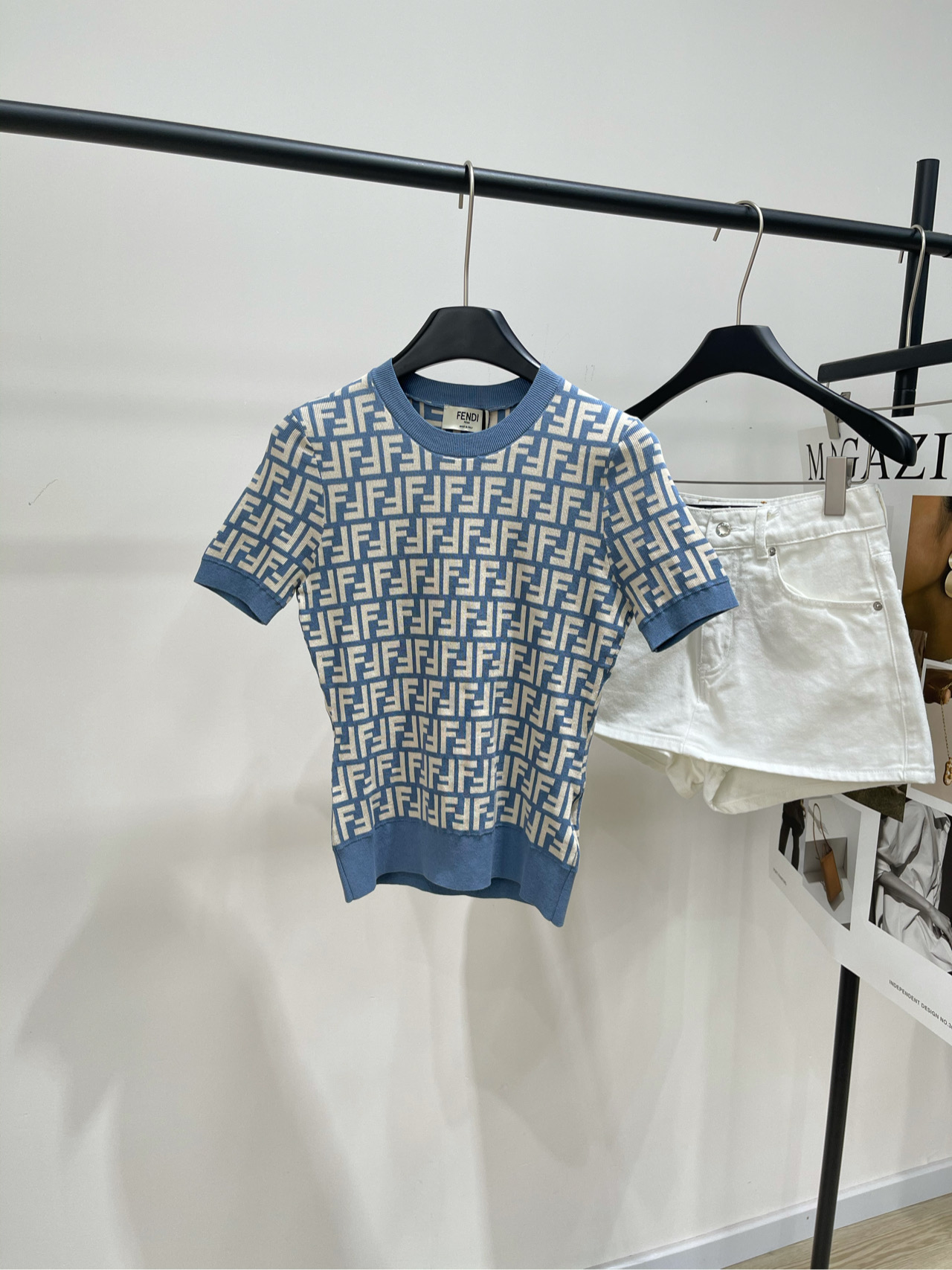 NO:420103,【Blue and white color-blocking FF round neck knitted short sleeve】, fabric Tianshi cotton, color blue and white color-blocking Fend* Fendi double f letter knitted short sleeves, fried chicken series, full of letter logo patterns, high-end blue, white skin white, noble, elegant, atmospheric and classy, ​​classic three-dimensional tailoring, showing feminine charm, the clothes feel good and wear-resistant, made by imported German machine, breathable and comfortable in summer, click on the key points, we have three standards. It is worth mentioning that the FF letters on the splicing on both sides of the front and back are also in place. Non-market ordinary version, flat size S shoulder width 35, bust 76 elastic, 52 length, sleeve length 20 M shoulder width 36, bust 80 elastic, 53, sleeve length 21 L shoulder width 37, bust 84 elastic, 54, sleeve length 22  Manual measurement will have 2~3cm errors within the normal range, fendi, fendi, T-shirt, alexander wang19860909【蓝白拼色FF圆领针织短袖】 ,面料天丝棉 颜色蓝白拼色 Fend*芬迪双f字母针织短袖 炒鸡爆的系列,满身的字母logo图案标新立异 高级感的蓝色显肤白高贵典雅大气上档次 经典的立体剪裁设尽显女性魅力 衣服手感很好,耐磨性也很好 德国进口机制造 夏天穿透气舒适 敲重点,我们三标齐全 值得一提的是,正反两面拼接处的FF字母 也是能对到位的 非市面普通版 平铺尺码 S肩宽35,胸围76弹力,衣长52,袖长20 M肩宽36,胸围80弹力,衣长53,袖长21 L肩宽37,胸围84弹力,衣长54,袖长22 手工测量会有2~3cm误差属于正常范围,,fendi,fendi,T-shirt,alexander wang,Women's clothing