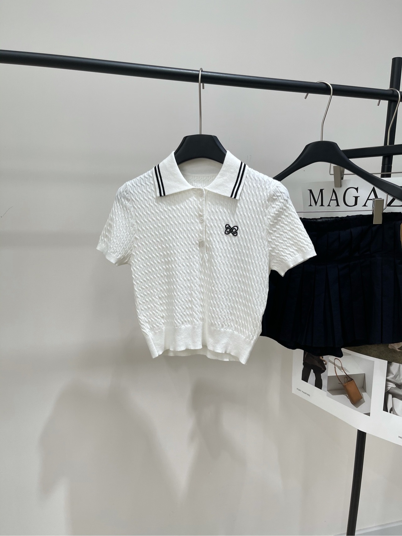 NO:420128,【Ann White Butterfly Polo Twist Short Sleeve】, Fabric Cotton, White Color, Delicate Hand, Short Slim Style, New Disc-Change Butterfly Logo Embroidery Polo Collar Design, Clear Layering, Brand Logo Logo Embroidery on the chest embellishes the brand logo logo embroidery to highlight the exquisite craftsmanship, Longitudinal Spiral Interlayer Texture of Twist Visually Extend the Body, Ingeniously Interlayered White Stripes, Adding a Retro Academy Style, Age-reducing College Style, Flat Size S Shoulder Width 35, Bus 74 Elasticity, Clothes Length 45, Sleeve Length 17 M Shoulder Width 36, Bus 78 Elasticity, Clothes Length 46, Sleeve Length 18 L Shoulder Width 37, Bus 82 Elasticity, Clothes Length 47, Sleeve Length 19 Manual measurement will have 2~3cm errors within the normal range, Sweaters, T-shirt, Alexander wang19860909【Ann白色蝴蝶polo麻花短袖】 ,面料棉 颜色白色 手感细腻,短款修身版型 全新碟变蝴蝶logo刺绣polo领设计,层次感鲜明 胸口点缀品牌Logo徽标刺绣 彰显精致工艺 麻花纵向螺旋间纹纹理 视觉上拉长身形,毛衣领口巧妙穿插白条纹 增添复古学院气息 减龄学院风 平铺尺码 S肩宽35,胸围74弹力,衣长45,袖长17 M肩宽36,胸围78弹力,衣长46,袖长18 L肩宽37,胸围82弹力,衣长47,袖长19 手工测量会有2~3cm误差属于正常范围,,sweaters,T-shirt,alexander wang,Women's clothing