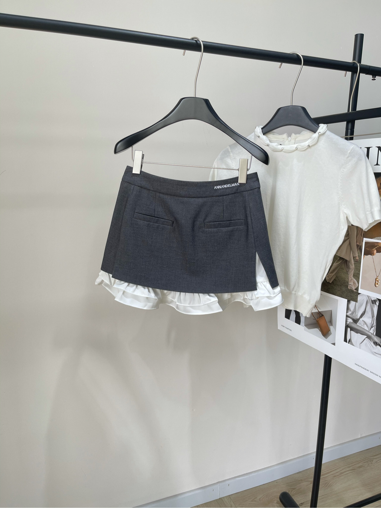 NO:421939,【Ann gray and white double-layer ruffled suit skirt】, fabric wool + polyester fiber, color gray 25ss Contrast color high-waist slim A-line short skirt design sense suit spliced ​​double-layer ruffled inner skirt Gray suit fabric and white double-layer ruffled at the hem of the skirt High-waist A-line tailoring outlines the elegant figure The inner ruffled inside is faintly visible with the pace, adding agility to the crisp suit skirt The waist splicing is fixed with invisible bone lines to ensure a neat silhouette The weight of the suit is just right, both with bone-skinned and without losing freedom of movement The curling craftsmanship of the inner ruffled is fine and flat, the outer suit strengthens the drape feeling, the two materials form a wonderful layer at the hem of the skirt, making this skirt a key item to enhance the overall shape Flat size (with anti-exposure lining) S waist 66, hip 90, skirt length 35  M waist circumference 70, hip circumference 94, skirt length 36 L waist circumference 74, hip circumference 98, skirt length 37 manual measurement will have 2~3cm errors within the normal range, skirts, business suit, alexander wang19860909【Ann灰白双层荷叶边西装短裙】 ,面料羊毛+聚酯纤维 颜色灰色 25ss 撞色高腰修身A字短裙设计感西装拼接双层荷叶边内里半身裙 灰色西装面料与白色双层荷叶边在裙摆处相遇 高腰A字剪裁勾勒出优雅身形 内里荷叶边随步伐若隐若现 为挺括西装裙增添灵动韵律 腰部拼接处采用隐形骨线固定 确保廓形利落 西装料的克重恰到好处 既有筋骨感又不失活动自由度 内层荷叶边的卷边工艺精细平整 外层西装料强化垂坠感 两种材质在裙摆形成美妙层次 让这条半裙成为提升整体造型的关键单品 平铺尺码（有防走光内衬） S腰围66,臀围90,裙长35 M腰围70,臀围94,裙长36 L腰围74,臀围98,裙长37 手工测量会有2~3cm误差属于正常范围,,skirts,business suit,alexander wang,Women's clothing