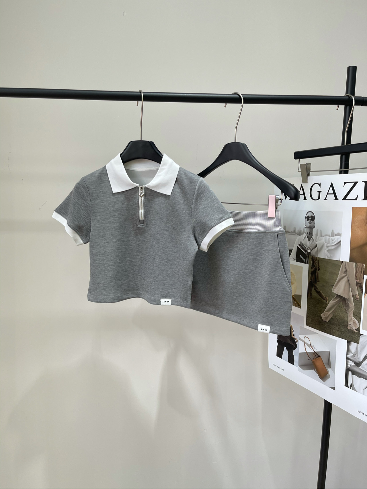 NO:421954,【Ash Gray Short Sleeve Skirt Sports Set】 A set, fabric modal + spandex, color gray 25ss Lapel white gray contrasting half-zipper clip short sleeve + half-body hip skirt Lapel white gray contrasting half-zipper clip short sleeve Set Gray tone minimalism meets sports aesthetics Lapel half-zipper design outlines the neat outline, the clamp details embellish the collar, the smooth tailoring of the hip skirt forms a delicate echo of the loose fit, the body balance high-string cotton blend fabric gives a comfortable touch, the contrasting white gray contrasting color achieves a perfect balance between leisure and exquisiteness, one set can interpret the high-end feeling on the street from morning coffee to sunset walks, the top flat size S shoulder width 35, bust 78 stretch, 39, sleeve length 16 M shoulder width 36, bust 82 stretch, 40, sleeve length 17  L shoulder width 37, bust 86 elastic, garment length 41, sleeve length 18, skirt flat size S waist circumference 62 elastic, hip circumference 82 elastic, skirt length 33 M waist circumference 66 elastic, hip circumference 86 elastic, skirt length 34 L waist circumference 70 elastic, hip circumference 90 elastic, skirt length 35 Manual measurement will have 2~3cm errors within the normal range, skirt, skirt, T-shirt, alexander wang19860909【Ash灰色短袖半裙运动套装】 一套,面料莫代尔+氨纶 颜色灰色 25ss 翻领白灰撞色半拉链夹标短袖+半身包臀裙 翻领白灰撞色半拉链夹标短袖套装 灰调极简主义遇上运动美学 翻领半拉链设计勾勒出利落轮廓 夹标细节点缀领口 与包臀裙的流畅剪裁形成精妙呼应 宽松版型藏匿身形余量 高支棉混纺面料赋予舒适触感 白灰撞色处理干净利落 在休闲与精致间取得完美平衡 一套便能演绎街头高级感 从晨间咖啡到日落漫步都恰如其分 上衣平铺尺码 S肩宽35,胸围78弹力,衣长39,袖长16 M肩宽36,胸围82弹力,衣长40,袖长17 L肩宽37,胸围86弹力,衣长41,袖长18 半裙平铺尺码 S腰围62弹力,臀围82弹力,裙长33 M腰围66弹力,臀围86弹力,裙长34 L腰围70弹力,臀围90弹力,裙长35 手工测量会有2~3cm误差属于正常范围,,skirts,T-shirt,alexander wang,Women's clothing