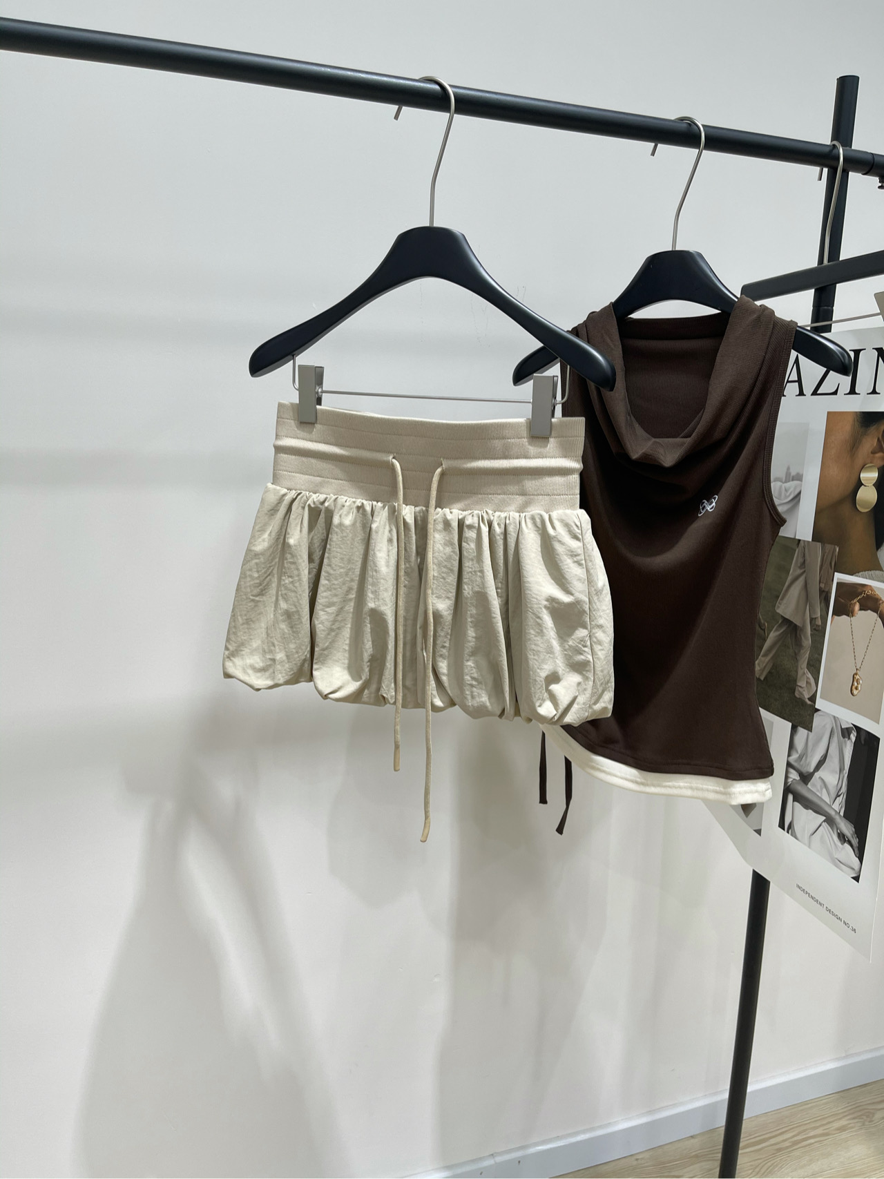 NO:421966,【Ann khaki wide belt flower bud short skirt】, fabric nylon + spandex, color khaki 25ss flower bud short skirt The flower bud design is elegant but not wrinkled, contains breathable safety pants, comfortable and safe to wear, wide board elastic strap waist design, easily outlines the graceful figure, A-shaped style has a significant slimming effect, and lengthens the leg lines to make the overall shape more elegant and easily concave. Flat size (with anti-light lining) S waist circumference 68 micro-elastic, hip circumference 96 elastic, skirt length 31 M waist circumference 72 micro-elastic, hip circumference 100 elastic, skirt length 32 L waist circumference 76 micro-elastic, hip circumference 104 elastic, skirt length 33 manual measurement will have 2~3cm errors within the normal range, skirt circumference, skirt circumference 2~3cm19860909【Ann卡其色宽腰带花苞短裙】 ,面料锦纶+氨纶 颜色卡其色 25ss 花苞蓬蓬短裙 花苞设计优雅而不易皱,内含透气安全裤 穿着舒适又安全 宽板松紧系带束腰设计 轻松勾勒出曼妙身姿 A字版型显瘦效果显著,同时拉长腿部线条 使整体造型更加优雅,轻松凹造型 平铺尺码（有防走光内衬） S腰围68微弹力,臀围96弹力,裙长31 M腰围72微弹力,臀围100弹力,裙长32 L腰围76微弹力,臀围104弹力,裙长33 手工测量会有2~3cm误差属于正常范围,,skirts,alexander wang,Women's clothing