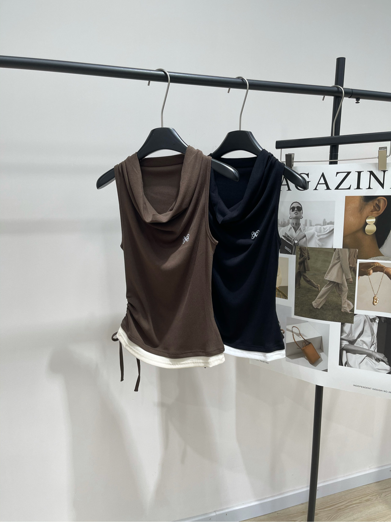 NO:421980,【Ann Butterfly Embroidery Stacked Collar Elastic Vest】, Fabric Cotton + Spandex Color Clay, Black 2025 Spring and Summer New Style New Butterfly Embroidery Logo Stretch Vest Multi-element Design Mixed and Matched Stacked Collars are casual and lazy, side drawstrings are irregular to break the routine Hem contrasting white edge decoration~ A super beautiful elastic vest Selected fabrics are breathable and comfortable, slim and slim. An indispensable piece of magic this summer. Flat size S shoulder width 26, bust 68 large elasticity, 56 M shoulder width 27, bust 72 large elasticity, 57 L shoulder width 28, bust 76 large elasticity, 58. Manual measurement will have 2~3cm errors belong to the normal range, alexander wang19860909【Ann蝴蝶刺绣堆堆领弹力背心】 ,面料棉+氨纶 颜色咖色、黑色 2025春夏新款 全新蝶变蝴蝶刺绣logo弹力小背心 多元素设计混搭 堆堆领随性慵懒,侧抽绳不规则打破常规 下摆撞色白边装饰～超美的一件弹力背心 精选面料透气舒适,修身显瘦 今年夏天必不可少的一件神仙单品 平铺尺码 S肩宽26,胸围68弹力大,衣长56 M肩宽27,胸围72弹力大,衣长57 L肩宽28,胸围76弹力大,衣长58 手工测量会有2~3cm误差属于正常范围,,alexander wang,Women's clothing