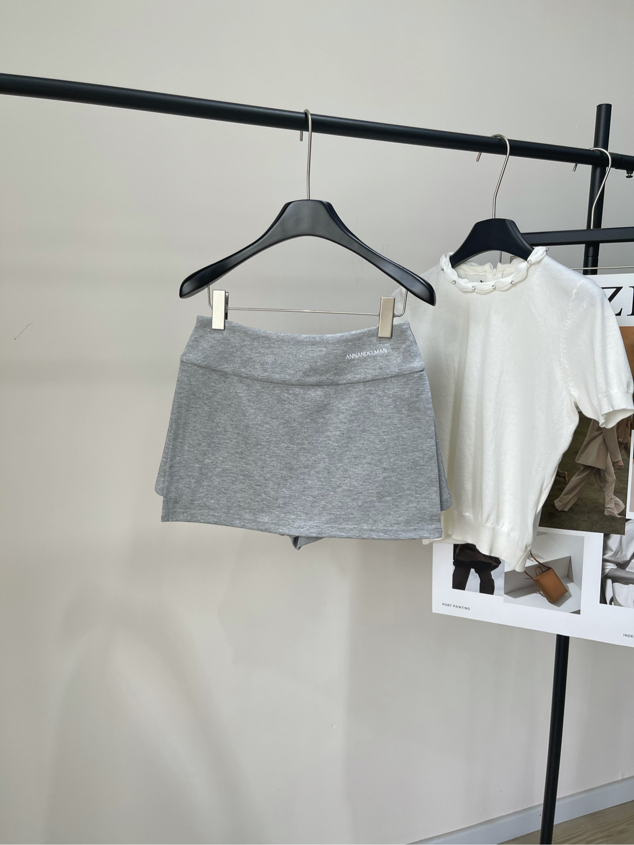 NO:421995,【Ann Light Flower Gray Sports Paired Short Skirts】, fabric cotton blended, color light Flower Gray 25ss Snow Gray side slit double-layer A-line skirts Snow Gray fabric is blended with 82 cotton and 18 polyester fiber, presenting delicate texture and moderate drooping. A-shaped skirt design shows agile layers through the front and rear hem and double slits. The inner shorts ensure peace of mind. The height of the side slits has been accurately calculated. The blending ratio of the fabric takes into account the breathability of cotton and the conformity of polyester. The skirt hem draws an elegant curve when moving. The three-dimensional tailoring of the skirt is blurred the hip lines. The dense edge craftsmanship of the hem strengthens durability. The edge treatment at the side slits reveals quality and persistence. The color of the snow gray is suitable for various occasions. Make this skirt a sharp tool in the wardrobe. Flat size S waist 68, hip 92, skirt length 32  M waist circumference 72, hip circumference 96, skirt length 33 L waist circumference 76, hip circumference 100, skirt length 34 Manual measurement will have 2~3cm errors within the normal range, skirts, shorts, alexander wang19860909【Ann浅花灰运动搭片短裙裤】 ,面料棉混纺 颜色浅花灰 25ss 雪花灰侧开衩双层A字裙裤 雪花灰面料以82棉与18聚酯纤维混纺 呈现细腻肌理与适度垂坠 A字廓形的裙裤设计 通过前后片裙摆与双侧开衩展现灵动层次 内里短裤确保穿着安心,侧衩高度经过精密测算 面料的混纺比例兼顾棉的透气与聚酯的保形性 行动时裙摆划出优雅弧度 裙裤的立体剪裁模糊胯部线条 下摆的密拷边工艺强化耐久度 侧衩处的包边处理透露品质坚持 雪花灰的色调适配各种场合 让这件裙裤成为衣橱里的造型利器 平铺尺码 S腰围68,臀围92,裙长32 M腰围72,臀围96,裙长33 L腰围76,臀围100,裙长34 手工测量会有2~3cm误差属于正常范围,,skirts,shorts,alexander wang,Women's clothing