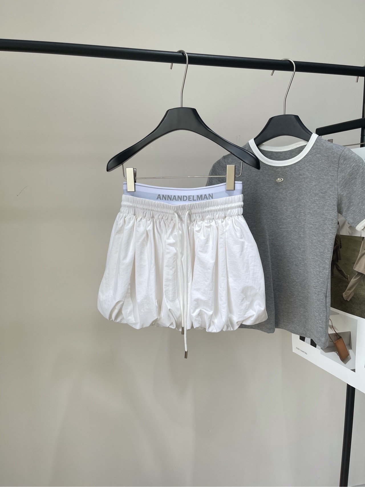 NO:421940,【Ann White Webbing Drawstring Flower Brave Short Skirt】, fabric nylon + polyester fiber, color white 25ss Puffed Double Waist Flower Brave Short Skirt-Liu Yifei The White Flower Brave Short Skirt is presented in a double waist design. The same cut of Liu Yifei is fitted with the leg lines. The elastic waist strap on the outside can be adjusted to looseness. The elastic webbing is printed with a brand logo to ensure comfortable wear. The fluffy flower bud shape modifies the hip curve. The slightly closed design of the trouser legs maintains a neat feeling. It has a crispness and soft touch. The refreshing feeling of the whole body is suitable for various tops. Elegant with shirts and casual T-shirts. It is the practical item in the summer wardrobe that can enhance the overall shape. The double-fixed design of the waist takes into account both beauty and function. Each angle shows the charm of exquisite tailoring. Flat size (with anti-exposure lining)  S waist circumference 64 elasticity, hip circumference 86 elasticity, skirt length 35 M waist circumference 68 elasticity, hip circumference 90 elasticity, skirt length 36 L waist circumference 72 elasticity, hip circumference 94 elasticity, skirt length 37 manual measurement will have 2~3cm errors belong to the normal range, skirt, skirt, shorts, shirts, tees, t-shirt, alexander wang19860909【Ann白色织带抽绳花苞短裙】 ,面料尼龙+聚酯纤维 颜色白色 25ss 蓬蓬双腰头花苞短裤裙-刘亦菲同款 白色花苞短裤裙以双腰头设计呈现 刘亦菲同款的剪裁贴合腿部线条 外侧松紧腰绑带可调节宽松度 内里弹性织带印有品牌logo,确保穿着舒适 蓬松的花苞廓形修饰臀部曲线 裤脚的微收设计保持利落感 既有挺括度又不失柔软触感 通体白色的清爽感适配各种上装 搭配衬衫优雅,配T恤休闲 是夏日衣橱里那件能提升整体造型的实用单品 腰部的双重固定设计兼顾美观与功能 每个角度都展现精致剪裁的魅力 平铺尺码（有防走光内衬） S腰围64弹力,臀围86弹力,裙长35 M腰围68弹力,臀围90弹力,裙长36 L腰围72弹力,臀围94弹力,裙长37 手工测量会有2~3cm误差属于正常范围,,skirts,shorts,shirts,tees，t-shirt,alexander wang,Women's clothing