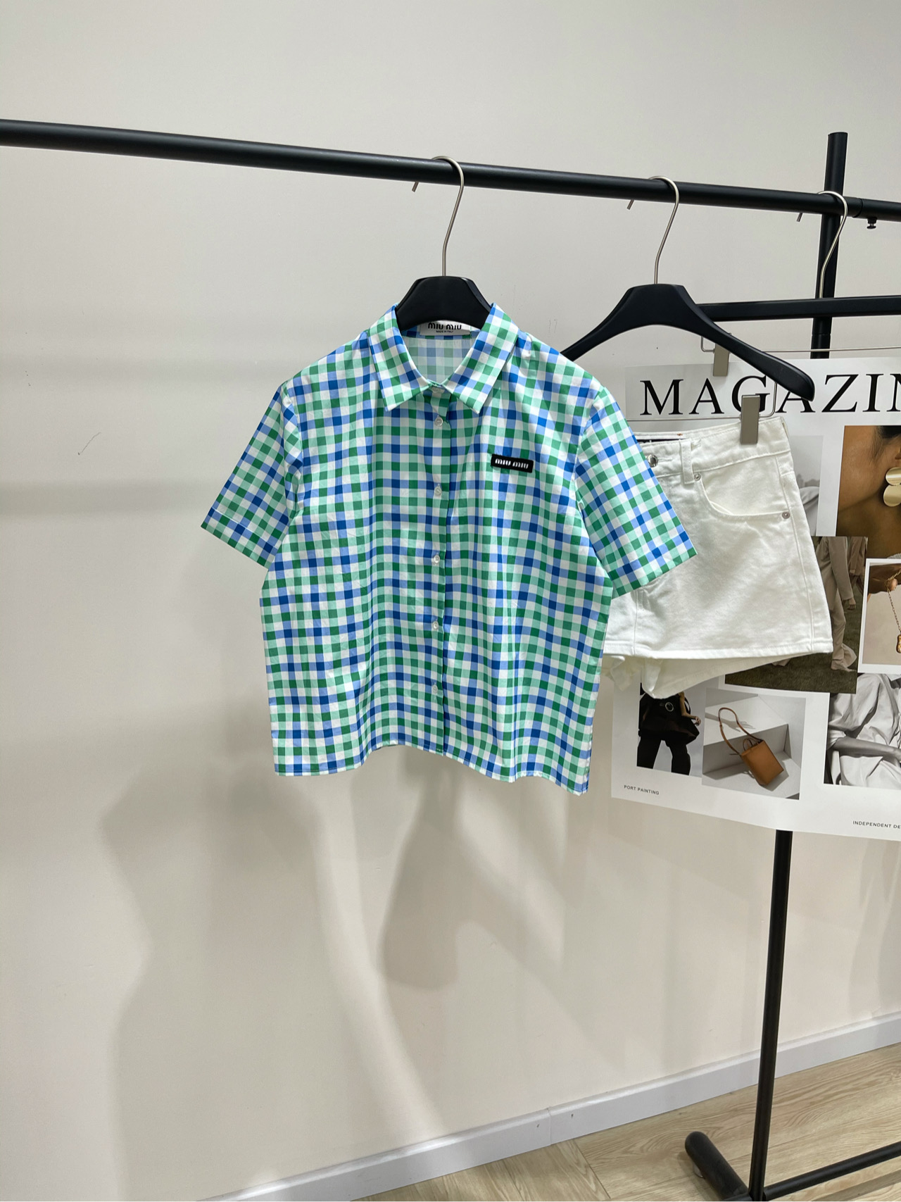 NO:421956,【M Fresh blue and green checkered short-sleeved shirt】, fabric is all cotton, color blue and green checked 25ss Logo blue and green color-blocked plaid short-sleeved shirt Blue and green color-blocked plaid in blue and white plaid out the poetic summer with fresh and elegant tones The front shoulder short cut is neat and exquisite, giving the figure a perfect decoration The logo embellishes the middle, with a low-key and a touch of playfulness Classic color-blocked plaid fabric, with high-stretched cotton, the touch is smooth and crisp and stylish, the short-sleeved design echoes the lightness of the season, and the details show the exquisite craftsmanship. This shirt awakens vitality with a sweet color scheme without losing the elegant restraint. In the morning commute and afternoon nap, this shirt will tell its story. Flat size S shoulder width 41, bust 108, cloak 54, sleeve length 22  M shoulder width 42, bust 112, garment length 55, sleeve length 23 L shoulder width 43, bust 116, garment length 56, sleeve length 26 Manual measurement will have 2~3cm errors within the normal range, Shirts, T-shirt, alexander wang19860909【M清新蓝绿方格短袖衬衫】 ,面料全棉 颜色蓝绿格纹 25ss 徽标蓝绿拼色格纹短袖衬衫 蓝绿白交织的格纹 以清新淡雅的色调勾勒出夏日的诗意 正肩短款剪裁,利落而精致 赋予身形恰到好处的修饰 徽标点缀其间,低调中透着一丝玩味 经典拼色格纹面料,选用高支棉质 触感柔滑且挺括有型 短袖设计呼应季节的轻盈 细节处尽显工艺的考究 这件衬衫以甜美的配色唤醒活力 又不失优雅的克制 晨间通勤、午后小憩,这件衬衫自会诉说它的故事 平铺尺码 S肩宽41,胸围108,衣长54,袖长22 M肩宽42,胸围112,衣长55,袖长23 L肩宽43,胸围116,衣长56,袖长26 手工测量会有2~3cm误差属于正常范围,,shirts,T-shirt,alexander wang,Women's clothing