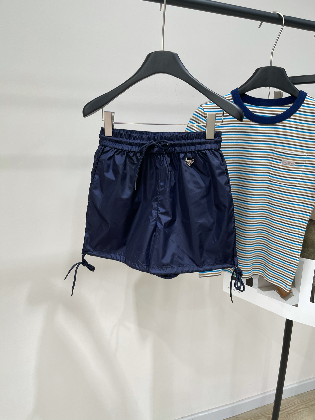 NO:423562,【P navy blue triangle drawstring casual shorts】, fabric nylon, color navy blue 25SS spring and summer new logo elastic waist casual shorts, age-reducing fashionable and handsome, full of detail design, customized triangle decoration, easy to carry, thin fabric, very suitable in summer, Jingdian does not pick the style, upper body makes people look slim, white and beautiful bi preparation The upper body makes people shine, chic is so exciting~ Flat size S waist circumference 64 elastic, hip circumference 96, trousers length 39 M waist circumference 68 elastic, hip circumference 100, trousers length 40 L waist circumference 72 elastic, hip circumference 104, trousers length 41 Manual measurement will have 2~3cm errors within the normal range, shorts, alexander wang19860909【P藏蓝色三角标抽绳休闲短裤】 ,面料尼龙 颜色藏蓝色 25SS春夏新款徽标松紧腰休闲短裤 减龄时髦又帅气,细节设计感满满 定制三角标装饰 物品装携方便,轻薄面料,夏季太适合了 菁典不挑人版型,上身苣显瘦,白富美bi备 上身让人眼前一亮,chic到爆~ 平铺尺码 S腰围64弹力,臀围96,裤长39 M腰围68弹力,臀围100,裤长40 L腰围72弹力,臀围104,裤长41 手工测量会有2~3cm误差属于正常范围,,shorts,alexander wang,Women's clothing