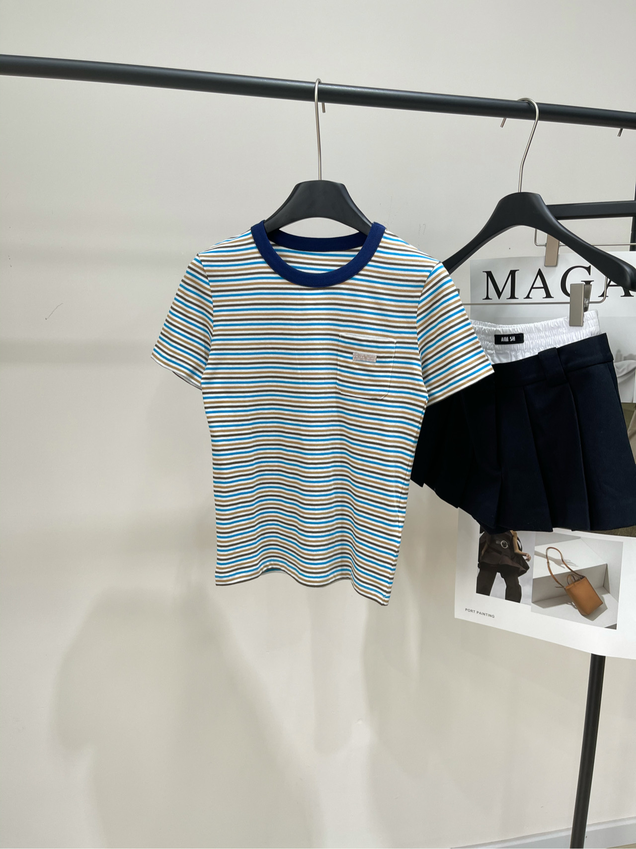 NO:423578,[P blue and white color strips logo pocket short-sleeved T], fabric grinding cotton + spandex color blue and white color strips *｜Rainbow striped cotton top 25SS summer new model is available!  Summer dopamine color-matched rainbow striped cotton top The striped pattern has the charm of youth, adding vitality to this short-sleeved loose T-shirt with ribbed knitted round neck The cotton body looks unique due to its lightness and exquisite effect Flat size S shoulder width 36, bust 78 stretch, 53, sleeve length 18 M shoulder width 37, bust 82 stretch, 54, sleeve length 19 L shoulder width 38, bust 86 stretch, 55, sleeve length 20 Hand measurement will have 2~3cm errors within the normal range, T-shirt,tees, t-shirt,alexander wang19860909【P蓝白彩条徽标口袋短袖T】 ,面料磨毛棉+氨纶 颜色蓝白彩条 *｜彩虹条纹棉质上衣 25SS夏季新款上新！ 夏天多巴胺配色彩虹条纹棉质上衣 条纹图案带有青春的魅力 为这款短袖宽松T恤增添活力 配有罗纹针织圆领 棉质衣身因其轻盈和精致效果而显得与众不同 平铺尺码 S肩宽36,胸围78弹力,衣长53,袖长18 M肩宽37,胸围82弹力,衣长54,袖长19 L肩宽38,胸围86弹力,衣长55,袖长20 手工测量会有2~3cm误差属于正常范围,,T-shirt,tees，t-shirt,alexander wang,Women's clothing