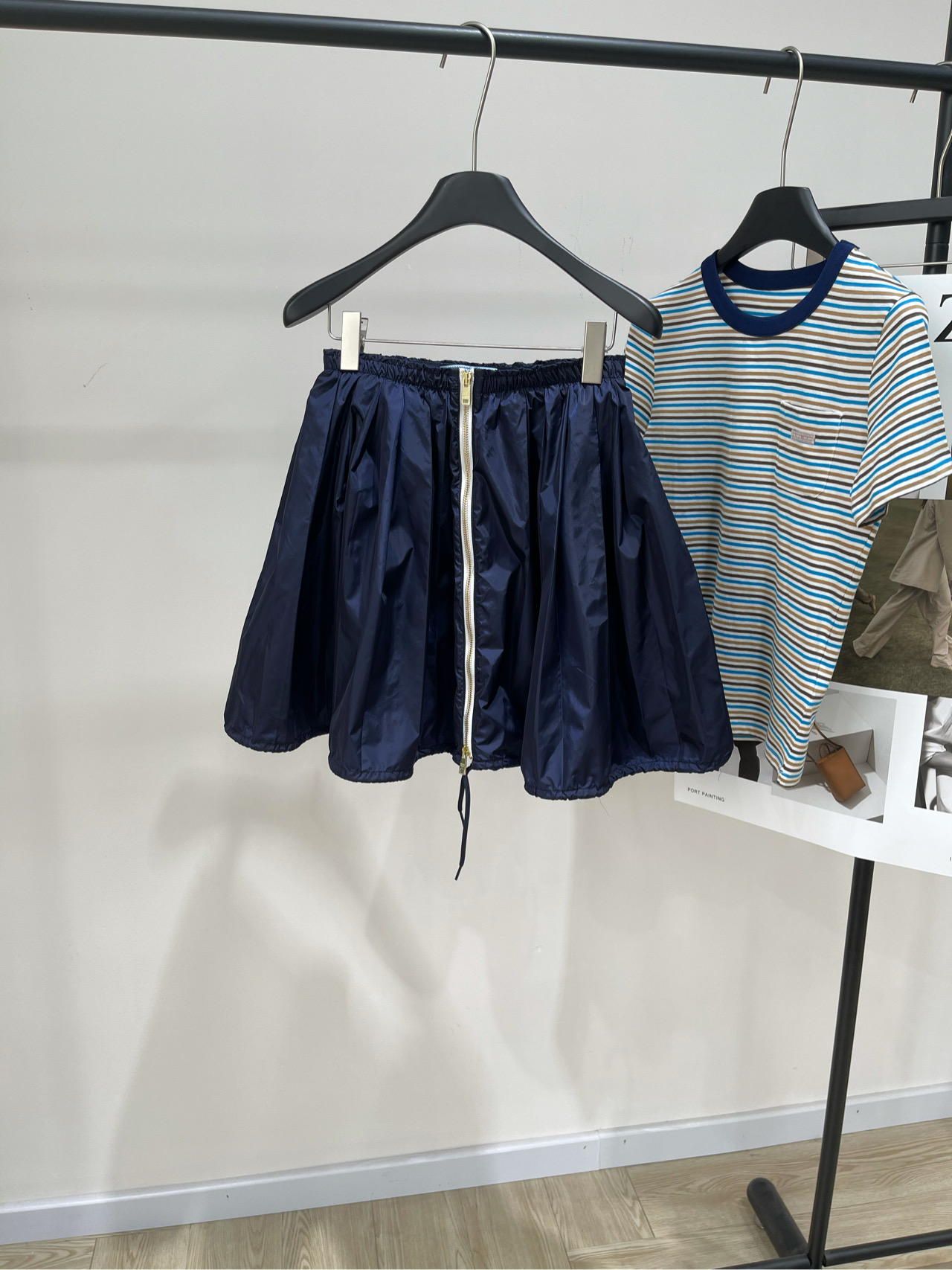 NO:423596,[P navy blue zipper casual nylon umbrella skirt], fabric nylon color navy blue new spring and summer 2025 Lazy and comfortable atmosphere umbrella skirt classic and versatile Simple urban fashion sense Big skirt hem umbrella skirt, gold zipper decoration Drawstring design, elastic waist is not picky, adds the layering of look Niche designer outfits, effortless fashionable outfits, flat size without lining S waist 64 elasticity, hip circumference, skirt length 43 M waist circumference 68 elasticity, hip circumference, skirt length 44 L waist circumference 72 elasticity, hip circumference, skirt length 45 manual measurement will have 2~3cm errors belong to the normal range, skirt, skirt length 43 M waist circumference 68 elasticity, hip circumference is not limited, skirt length 44 L waist circumference 72 elasticity, hip circumference is not limited, skirt length 45 manual measurement will have 2~3cm errors belong to the normal range, skirt, skirt19860909【P藏蓝色拉链休闲尼龙伞裙】 ,面料尼龙 颜色藏蓝色 2025春夏新款 慵懒自在的氛围感的伞裙 经典又百搭 简约的都市时尚感 大裙摆伞裙,金色拉链装饰 抽绳设计,松紧腰不挑人 增加了look的层次感 小众设计师品穿搭 不费力时髦穿搭 平铺尺码无内衬 S腰围64弹力,臀围不限,裙长43 M腰围68弹力,臀围不限,裙长44 L腰围72弹力,臀围不限,裙长45 手工测量会有2~3cm误差属于正常范围,,skirts,alexander wang,Women's clothing