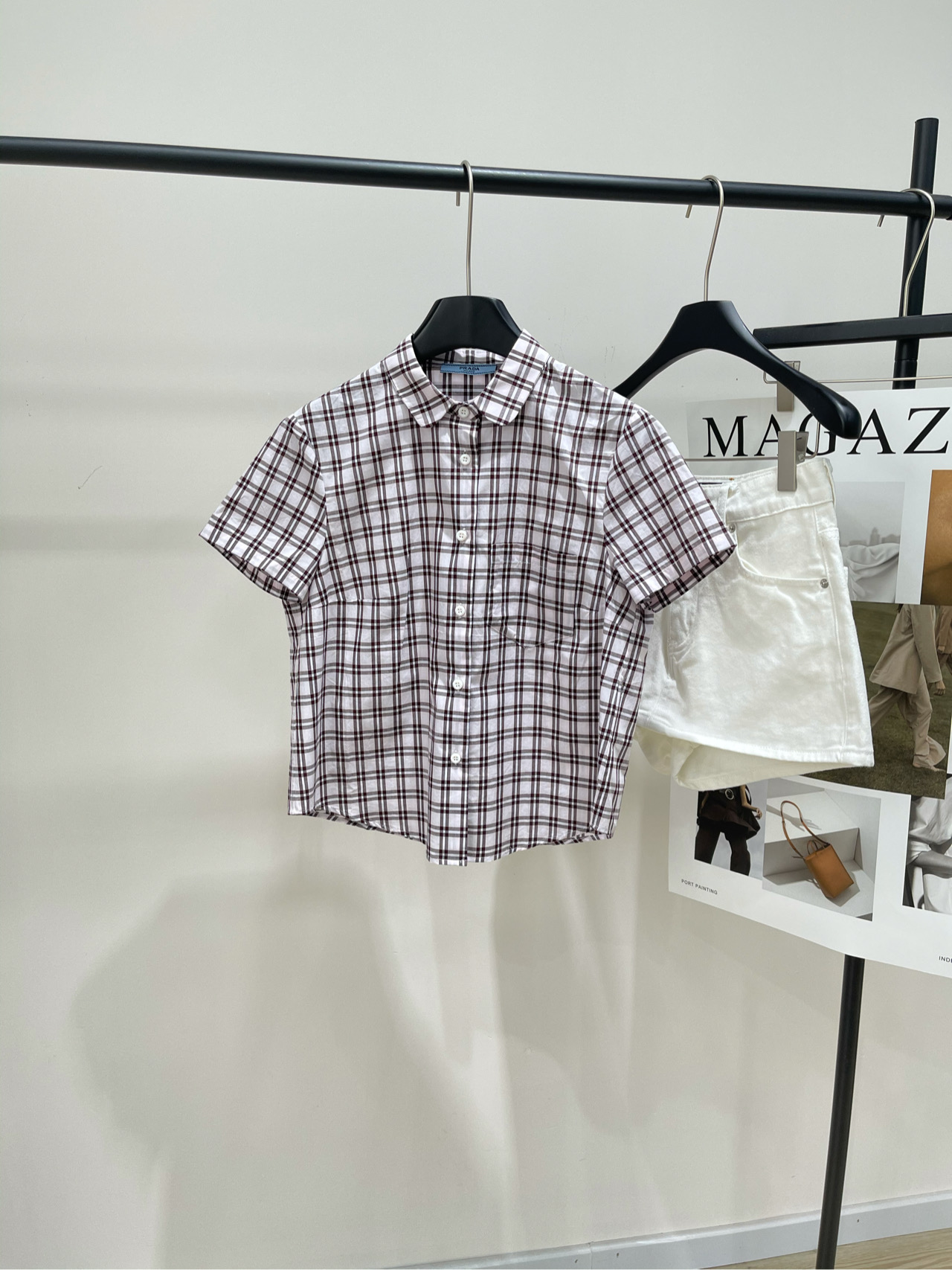 NO:423602,【P red-brown checked short-sleeved shirt】, fabric is all cotton, color red-brown checked Pra25 spring and summer new style French elegant and casual lapel contrasting color plaid back collar triangle △ logo Short-sleeved shirt shipped, can be shaped at will, temperament white and beautiful, outfit is very white, super age-reducing artifact, exclusive three-dimensional tailoring design, shoulder-fall loose style, same style of celebrity outfit, flat size S shoulder width 40, bust 100, 55, sleeve length 17 M shoulder width 42, bust 104, 57, sleeve length 18 L shoulder width 44, bust 108, 59, sleeve length 19 Manual measurement will have 2~3cm errors within the normal range,,prada,shirts,T-shirt,alexander wang19860909【P红棕色格纹短袖衬衫】 ,面料全棉 颜色红棕色格纹 Pra25春夏新款 法式优雅随性翻领撞色格纹后领三角△徽标 短袖衬衫出货 可以随意塑造各种风格 气质白富美 穿搭非常显白 超级减龄神器 独家立体剪裁设计 落肩宽松版型 明星同款穿搭 平铺尺码 S肩宽40,胸围100,衣长55,袖长17 M肩宽42,胸围104,衣长57,袖长18 L肩宽44,胸围108,衣长59,袖长19 手工测量会有2~3cm误差属于正常范围,,prada,shirts,T-shirt,alexander wang,Women's clothing