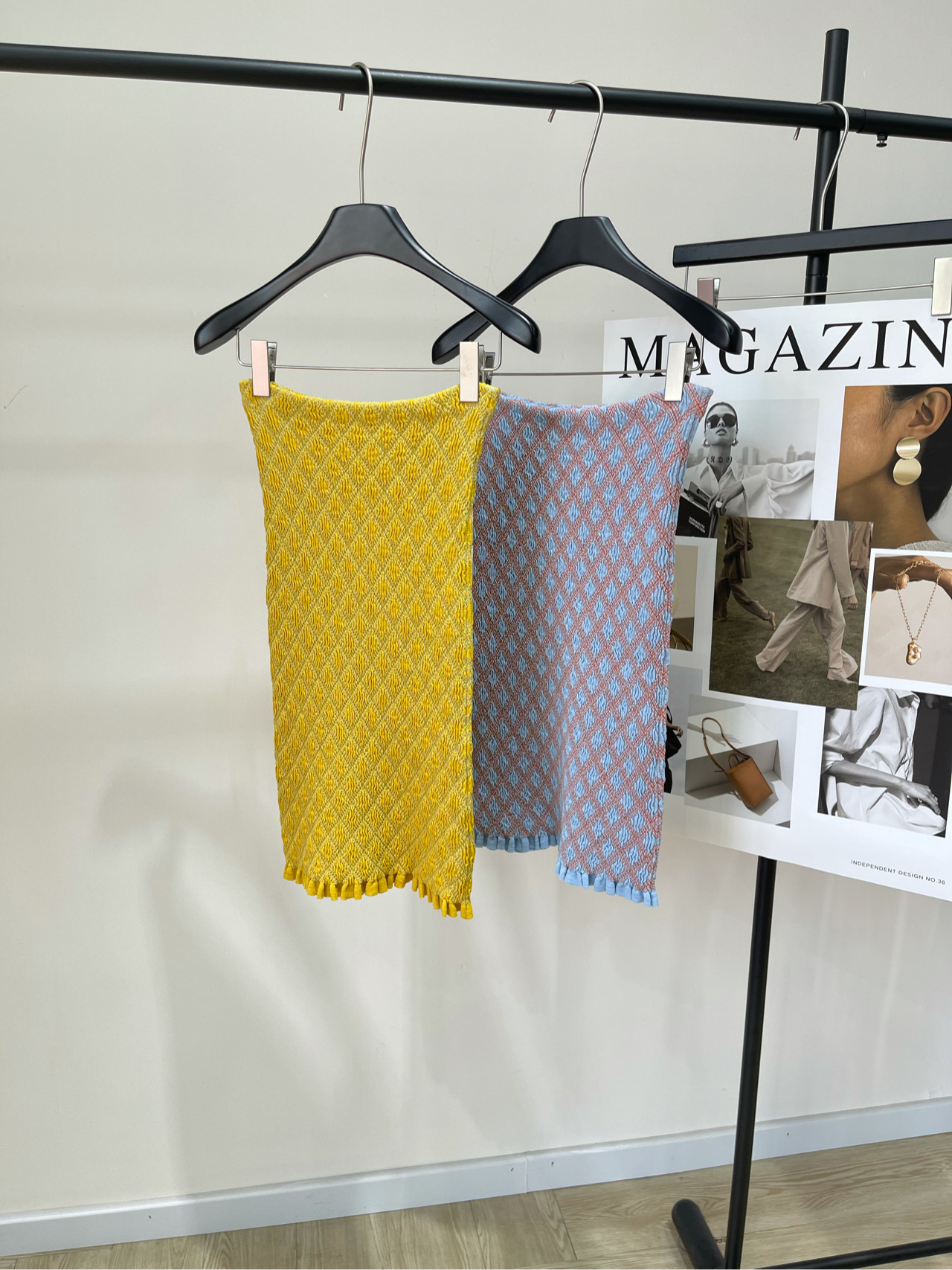 NO:423614,[P diamond lace hip-covered knitted skirt], fabric cotton + spandex, yellow, blue and purple, Pra25 spring and summer new original customization!  Customized heavy industry hook diamond plaid knitted elastic skirt, soft and glutinous but not loses the feeling of muscles and bones. Classic contrasting plaid, low-key and not exaggerated, simple and charming. Elastic waist design, modify the body to add a sense of design to the overall casual atmosphere. Hip design, diamond + lace elements. The three-dimensional effect is more textured. Flat size S waist circumference 56 elasticity, hip circumference 52 elasticity, skirt length 58 M waist circumference 60 elasticity, hip circumference 56 elasticity, skirt length 59 L waist circumference 64 elasticity, hip circumference 60 elasticity, skirt length 60 manual measurement will have 2~3cm errors within the normal range, prada, skirt circumference 55 cm19860909【P菱格花边包臀针织半裙】 ,面料棉+氨纶 颜色黄色、蓝紫色 Pra25春夏新款原版定制！ 定制重工勾花菱格纹针织弹力半裙 软软糯糯却又不失筋骨感 经典撞色格纹,低调不浮夸,简单有魅力 松紧腰设计,修饰身材 在整体的休闲氛围中增添设计感 包臀设计,菱格+花边元素 褶皱立体效果更有质感 平铺尺码 S腰围56弹力,臀围52弹力,裙长58 M腰围60弹力,臀围56弹力,裙长59 L腰围64弹力,臀围60弹力,裙长60 手工测量会有2~3cm误差属于正常范围,,prada,skirts,alexander wang,Women's clothing