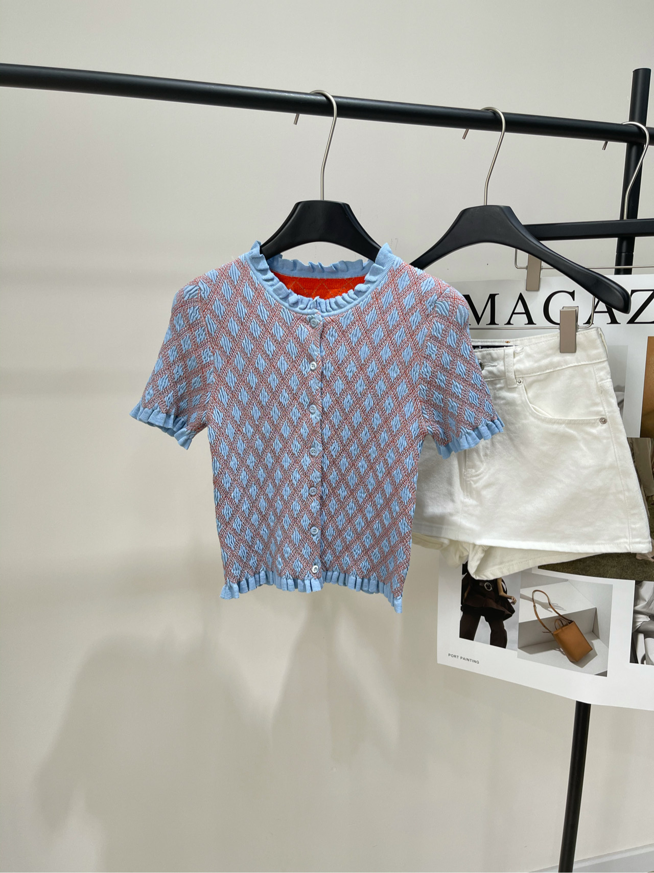 NO:423634,【P blue purple diamond lace knitted short sleeves】, fabric cotton + spandex, color blue purple PRA25 spring and summer new style, three-dimensional jacquard design, lace collar short sleeve knitted cardigan shipment, custom pattern needle method, three-dimensional knitted design, give high-end texture, dopamine vacation atmosphere is directly full, custom imported yarn knitted fabric, fixed-dye shell buckle, good breathability, comfortable and not stuffy, high-end yarn customization, design shows the sexy and charm of women, and at the same time, it has the temperament of a young girl with age reduction. Monochrome, flat size, S shoulder width 31, bust 62, large elasticity, 44, sleeve length 21 M shoulder width 32, bust 66, large elasticity, 45, sleeve length 22 L shoulder width 33, bust 70 elasticity, 46, sleeve length 23  Manual measurement will have 2~3cm errors within the normal range, prada, T-shirt, alexander wang19860909【P蓝紫色菱格花边针织短袖】 ,面料棉+氨纶 颜色蓝紫色 PRA25春夏新款 立体提花设计 花边领短袖针织开衫出货 定制图案针法 立体针织设计 赋予高级质感,多巴胺度假氛围直接拉满 定制进口纱线针织面料 定染贝壳扣 透气性好 穿着舒适不闷热 高级纱线定制 设计展现了女性的性感与妩媚 同时有减龄少女的气质 单色 平铺尺码 S肩宽31,胸围62弹力大,衣长44,袖长21 M肩宽32,胸围66弹力大,衣长45,袖长22 L肩宽33,胸围70弹力大,衣长46,袖长23 手工测量会有2~3cm误差属于正常范围,,prada,T-shirt,alexander wang,Women's clothing