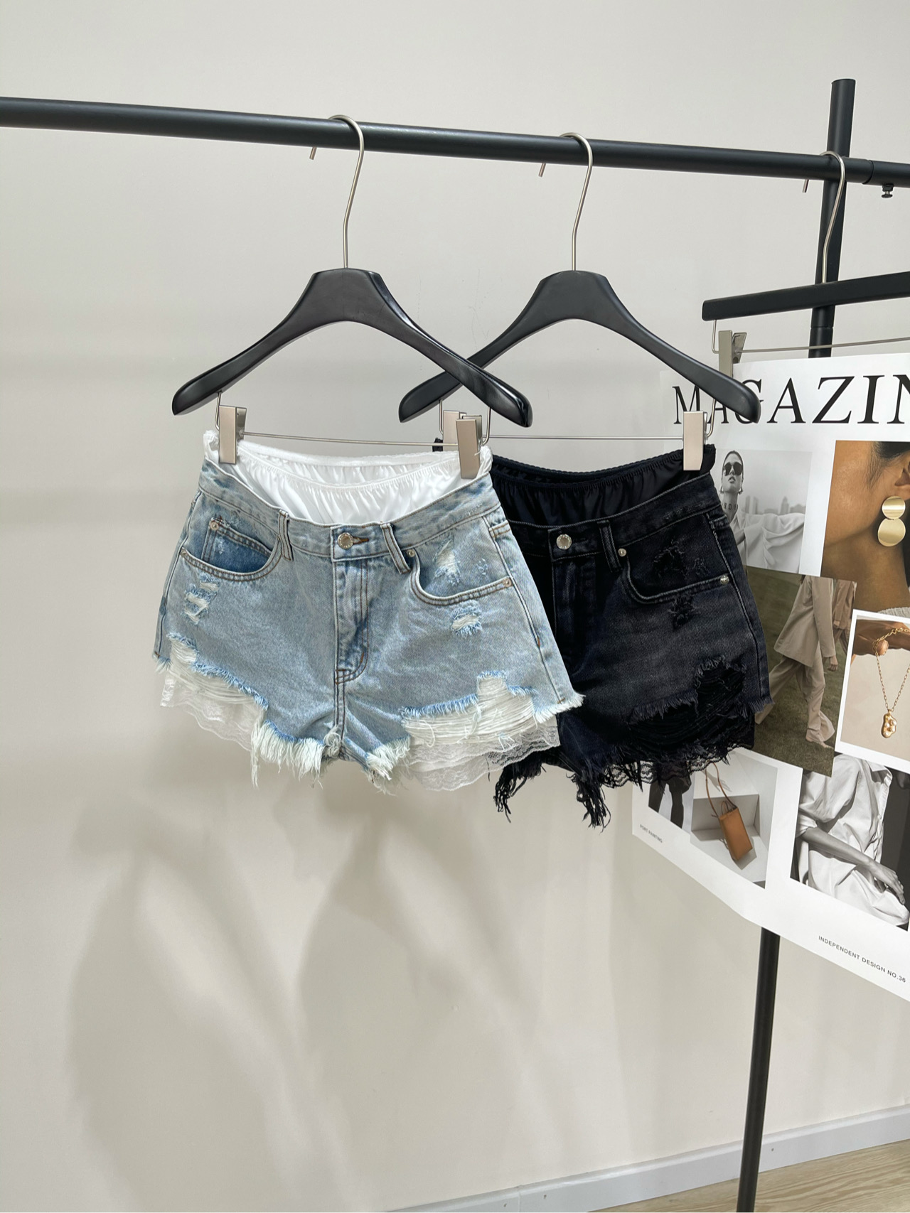 NO:423656,[AW lace lace ripped denim shorts], fabric denim cotton, light blue, black, Alexander wang fake two-piece spliced ​​lace short sleeves This fake two-piece spliced ​​lace shorts is simply a magical tool for the sweet and cool summer style!  Lace splicing design has a sense of layering. Paired with a short T-shirt or a navel top. It makes you look slim and long legs, suitable for pear-shaped figure. You can wear white shoes + baseball caps on your street, casual and energetic. Change to high heels + chain bags on dates to immediately improve the exquisiteness. Wear oversize suits or denim jackets in spring and autumn. Flat size S waist 64, hip circumference 90, trousers length 35 M waist circumference 68, hip circumference 94, trousers length 36 L waist circumference 72, hip circumference 98, trousers length 37 Manual measurement will have 2~3cm errors within the normal range, versace, high heels, shorts, jackets & coats, T-shirt,tees, t-shirt, business suit, hats, alexander wang19860909【AW蕾丝花边破洞牛仔短裤】 ,面料牛仔棉 颜色浅蓝、黑色 亚历山大wang假两件拼接蕾丝短袖 这款假两件拼接蕾丝短裤简直是夏日甜酷风的神器！ 蕾丝拼接设计自带层次感 搭配短款T恤或露脐上衣 显瘦又显腿长,适合梨形身材 日常出街可搭小白鞋+棒球帽,休闲又活力 约会换成高跟鞋+链条包,立刻提升精致度 春秋季节外搭oversize西装或牛仔外套 平铺尺码 S腰围64,臀围90,裤长35 M腰围68,臀围94,裤长36 L腰围72,臀围98,裤长37 手工测量会有2~3cm误差属于正常范围,,versace,high heels,shorts,jackets & coats,T-shirt,tees，t-shirt,business suit,hats,alexander wang,Women's clothing