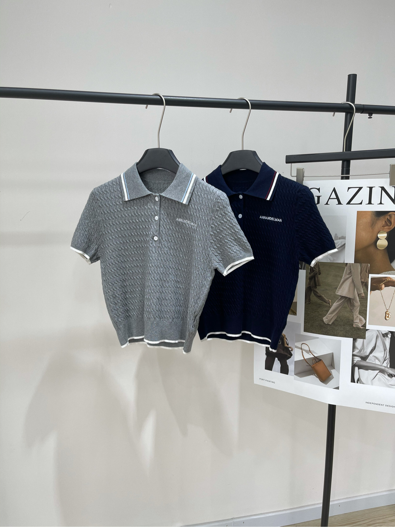 NO:423677,[Ann Academy Style Pig Polo Knitted Short Sleeve], fabric cotton blended, color gray, hidden blue 2025 spring new college style simple POLO collar knitted top knitted top knitted top takes into account breathability and comfort, and enjoy the free dressing experience!  Classic and versatile temperament gray + navy blue are available, which has a more age-reducing effect. The vertical knitted knitted texture adds exquisite layers and visually decorates the figure. Classic Polo collar design, shoulder slim fit style highlights the charm of contemporary elite ladies, beautify the shoulder shape to be inclusive and slim. The collapsy knitted texture is matched with lapel buttons!  Flat size S shoulder width 35, bust 82 elastic, garment length 47, sleeve length 18 M shoulder width 36, bust 86 elastic, garment length 48, sleeve length 19 L shoulder width 37, bust 90 elastic, garment length 49, sleeve length 20 Manual measurement will have 2~3cm errors within the normal range, T-shirt, alexander wang19860909【Ann学院风麻花polo针织短袖】 ,面料棉混纺 颜色灰色、藏蓝 2025春季新款学院风简约POLO领针织上衣 编织麻花纹理针织上衣 兼顾透气性与舒适性,尽享自在穿衣体验！ 经典百搭的气质灰色+藏蓝两色可选 更具减龄效果 竖线针织编织纹理增添精美层次 于视觉上更加修饰身材. 经典Polo领设计,正肩修身版型 彰显当代精英女士魅力,美化肩型包容显瘦 绞花编织纹理搭配翻领纽扣！ 平铺尺码 S肩宽35,胸围82弹力,衣长47,袖长18 M肩宽36,胸围86弹力,衣长48,袖长19 L肩宽37,胸围90弹力,衣长49,袖长20 手工测量会有2~3cm误差属于正常范围,,T-shirt,alexander wang,Women's clothing