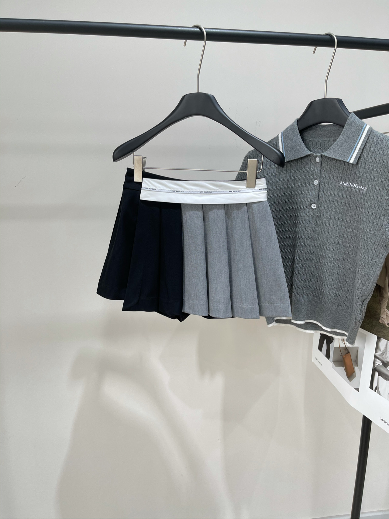 NO:423693,【Ann gray-black color-blocking irregular suit skirt】, fabric wool + cotton blend color gray-blocking color Ann* personality splicing irregular fashionable Baimai single product! Short high-waist design, revealing more leg skin Visually lengthening leg lines The A-shaped pattern with narrow top and wide bottom, hides flesh to modify the leg shape The pleated design of the skirt is a highlight, giving the skirt a rich three-dimensional feeling. Two classic colors black and gray are made to look good. It is easy to wear and not picky. Recommended ~ Flat size (with anti-exposure lining) S waist circumference 66, hip circumference 90, skirt length 32 M waist circumference 70, hip circumference 94, skirt length 33 L waist circumference 74, hip circumference 98, pants length 34 Manual measurement will have 2~3cm errors within the normal range, skirt circumference 2~3cm19860909【Ann灰黑拼色不规则西装半裙】 ,面料羊毛+棉混纺 颜色灰黑拼色 Ann*个性拼接不规则时髦佰搭单品! 短款高腰设计,露出更多腿部肌肤 视觉上拉长腿部线条 上窄下宽的A字版型,藏肉修饰腿型 裙身的压褶的设计是一大亮点 赋予裙子丰富的立体感 做版了两种菁典色系黑色以及灰色,佰搭好看 好穿不挑人,推荐推荐~ 平铺尺码（有防走光内衬） S腰围66,臀围90,裙长32 M腰围70,臀围94,裙长33 L腰围74,臀围98,裤长34 手工测量会有2~3cm误差属于正常范围,,skirts,business suit,alexander wang,Women's clothing