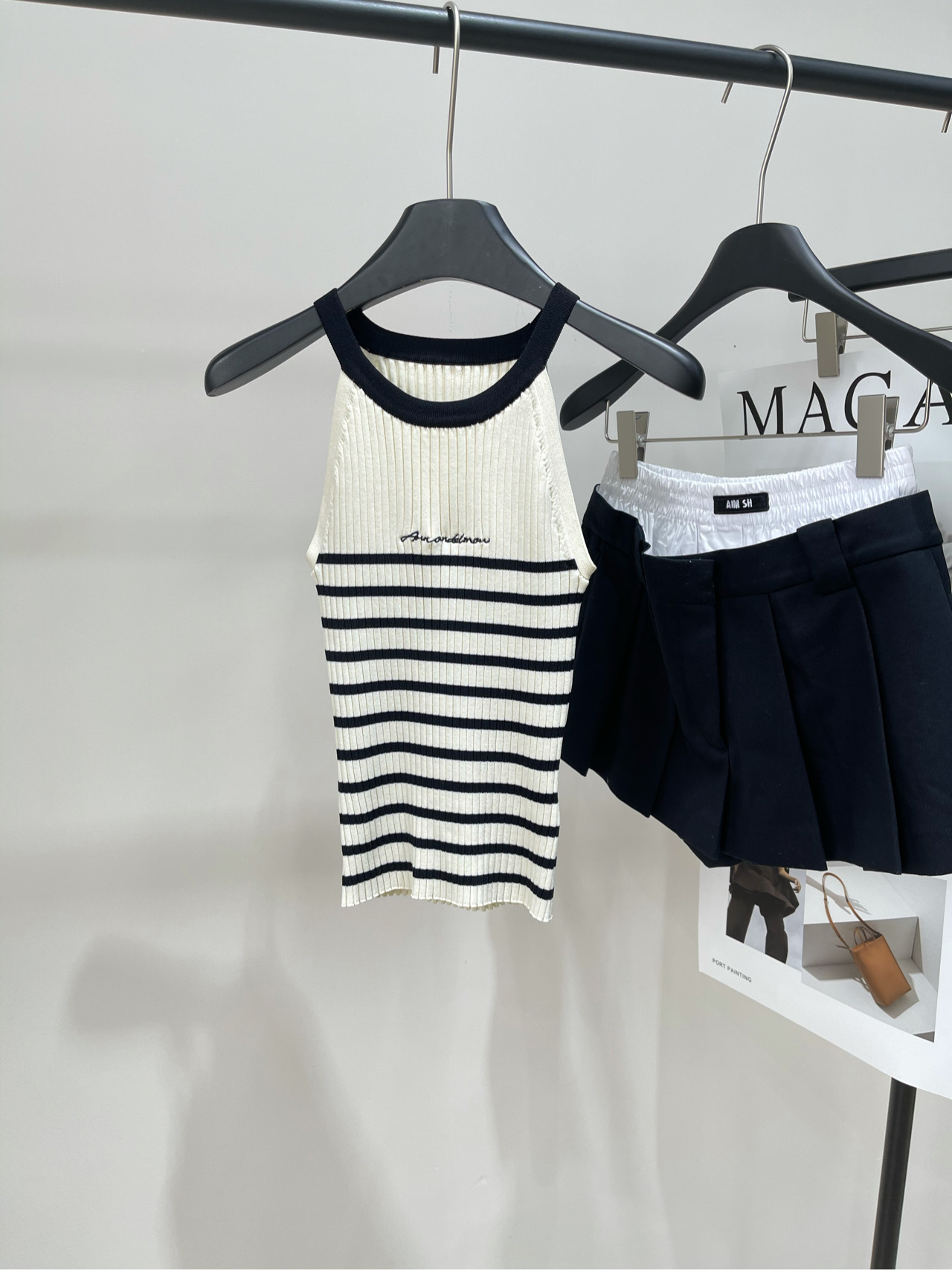 NO:423711,[Ann Black and White Striped Hanging Neck Knitted Vest], Fabric Viscose + Nylon Color Black and White Striped Small Slings in 2025 Spring and Summer New halter Neck Slings. Whether it is fresh and literary style or modern and fashionable, the halter neck stripes can be easily controlled. Paired with slim pants or wide-leg pants, it is simply a must-have choice for trend experts. Don’t forget to add a pair of versatile high heels to make your legs look longer and more charming!  Elastic knitted vest, slim and slim. Flat size S bust 50 is elastic, 49 M bust 54 is elastic, 50 L bust 58 is elastic, 51 is manual measurement will have 2~3cm errors that fall within the normal range, high heels, alexander wang19860909【Ann黑白条纹挂脖针织小背心】 ,面料粘胶+尼龙 颜色黑白条纹 2025春夏新款挂脖小吊带 无论是清新文艺风还是摩登时尚感 挂脖条纹都能轻松驾驭 搭配修身裤或阔腿裤 简直是潮流达人的必备选择 别忘了加上一双百搭的高跟鞋 让你的双腿显得更加修长迷人！ 弹力针织背心,修身显瘦 平铺尺码 S胸围50弹力大,衣长49 M胸围54弹力大,衣长50 L胸围58弹力大,衣长51 手工测量会有2~3cm误差属于正常范围,,high heels,alexander wang,Women's clothing