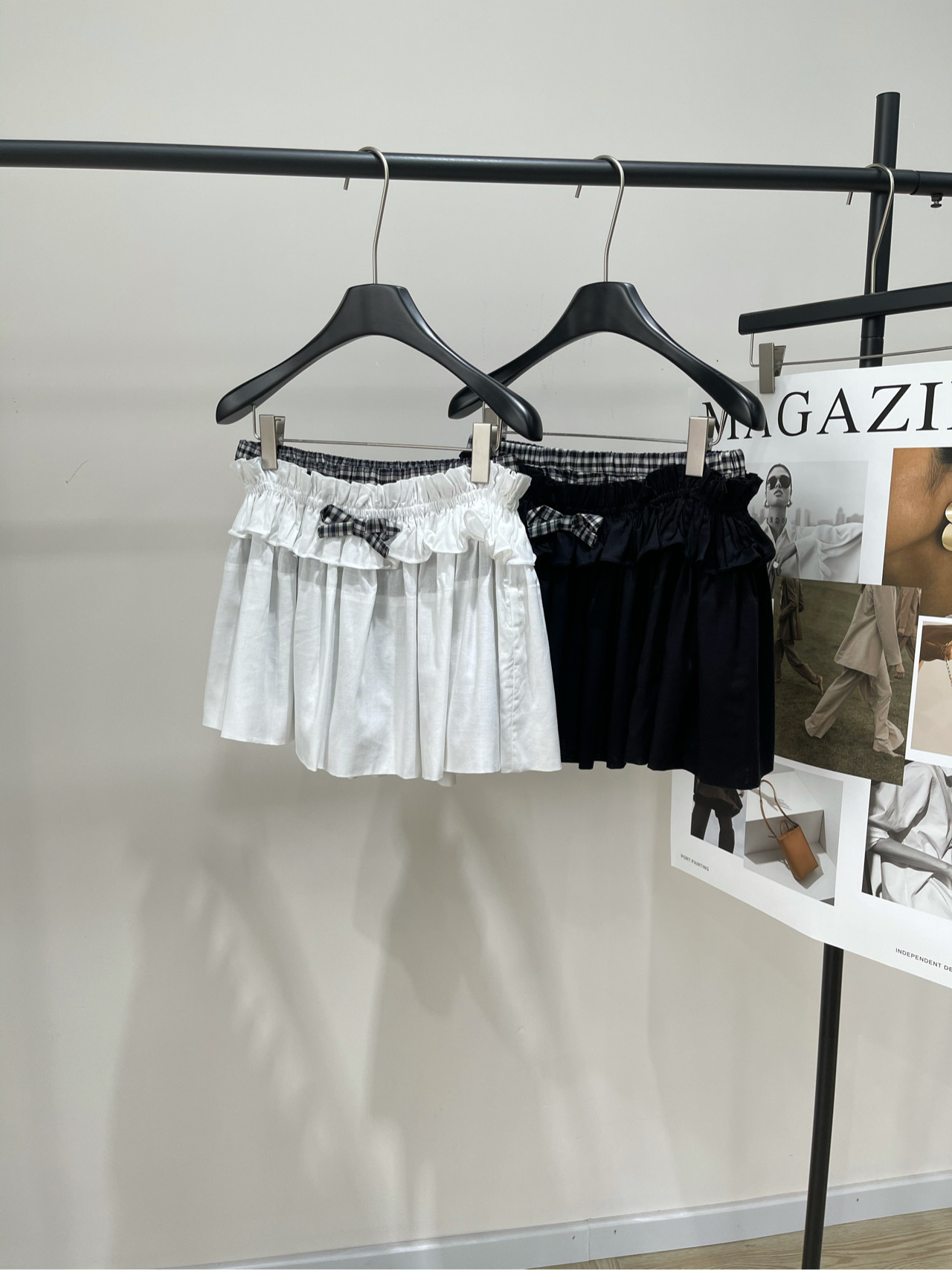 NO:423635,【Mar bow plaid garden skirt】, fabric cotton, color white, black 25ss, double-layer detachable inner plaid safety pants, petal short skirt, romantic narrative of petal skirt, double-layer design short skirt with petal pleated skirt, elegant curve, detachable black and white plaid safety pants, both aesthetic and practical, white waist with plaid belt in the same color, high-waist tailoring cleverly modify the body, the three-dimensional pleats of the skirt draw a lively track in action, the crispness of the fabric ensures the long-lasting pleats, and the design of the safety pants in the inner makes the wearer look more comfortable, the white style is as fresh as morning dew, the dark style is calm like twilight, each craft tells the understanding of feminine charm, let the wearer become the protagonist of his story, perfectly blending picky aesthetics and inclusive design, flat size (leggings)  S waist circumference 66 elasticity, hip circumference 102, skirt length 33 M waist circumference 70 elasticity, hip circumference 106, skirt length 34 L waist circumference 74 elasticity, hip circumference 110, skirt length 35 Manual measurement will have 2~3cm errors within the normal range, skirt circumference, skirt circumference, skirt circumference 2~3cm19860909【Mar蝴蝶结格纹边花园短裙】 ,面料棉 颜色白色、黑色 25ss 双层可拆卸内里格子安全裤花瓣短裙 花瓣裙摆的浪漫叙事 双层设计的短裙以花瓣褶皱裙摆绽放优雅弧度 可拆卸的黑白格纹安全裤兼顾美观与实用 白色款腰部配以同色系格子束带 高腰剪裁巧妙修饰身形 裙摆的立体褶裥在行动间划出灵动轨迹 面料的挺括度确保褶皱持久定型 而内里的安全裤设计让穿着更显自在 白色款清新如晨露 深色款沉稳似暮色 每处工艺都诉说着对女性魅力的理解 让穿着者成为自己故事的主角细节处的匠心 将挑剔审美与包容设计完美融合 平铺尺码（打底裤） S腰围66弹力,臀围102,裙长33 M腰围70弹力,臀围106,裙长34 L腰围74弹力,臀围110,裙长35 手工测量会有2~3cm误差属于正常范围,,skirts,alexander wang,Women's clothing