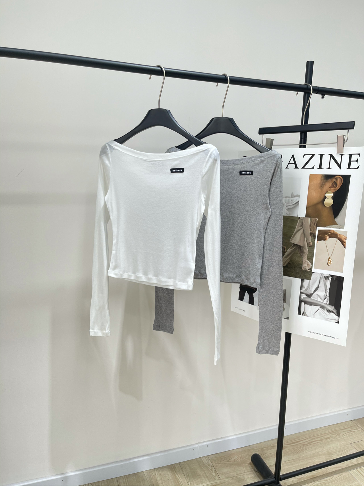 NO:418453,【M One-line collar black elastic long sleeve T】, fabric 120 horse cotton color white and light gray Miu25 new college style one-line shoulder contrasting color logo letters Knitted long-sleeved base top shipping high-quality and durable design Contrast color logo letters Girl age-reducing very high-end and durable, fashionable and full-sensing fabrics are made of high-end cotton fabrics, comfortable and delicate and fashionable, simply the best match. Various ways of wearing, 100% return rate, slim fit style, flat size S shoulder width 36, bust 78 elastic, 45, sleeve length 69 M shoulder width 37, bust 82 elastic, 46, sleeve length 70 L shoulder width 38, bust 86 elastic, 47, sleeve length 71 Manual measurement will have 2~3cm errors within the normal range,,miumiu,alexander wang19860909【M一字领黑标弹力长袖T】 ,面料120支匹马棉 颜色白色、浅灰色 Miu25新款学院风一字肩撞色徽标字母 针织长袖打底上衣出货高定设计 撞色徽标字母少女减龄非常高级耐看 时尚感爆棚面料采用高级棉质面料 既舒适细腻又时尚 简直是最佳搭配 多种穿搭方式 回头率百分百 修身版型 平铺尺码 S肩宽36,胸围78弹力,衣长45,袖长69 M肩宽37,胸围82弹力,衣长46,袖长70 L肩宽38,胸围86弹力,衣长47,袖长71 手工测量会有2~3cm误差属于正常范围,,miumiu,alexander wang,Women's clothing