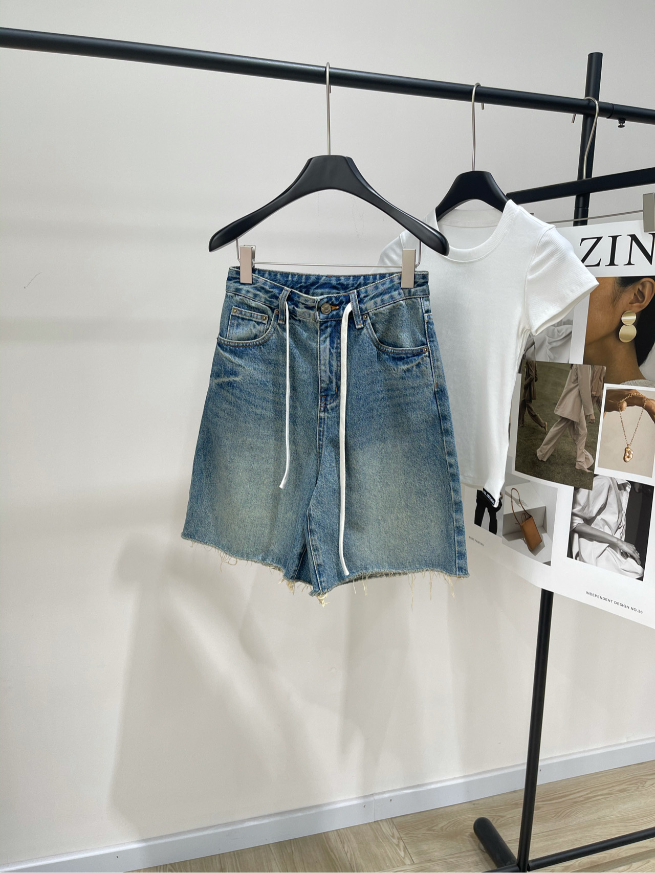 NO:418468,[Ann drawstring wide-leg denim trousers], fabric denim cotton color denim blue Ann*2025 spring and summer new denim trousers This pair of denim shorts is here to save summer outfits!  A pear-shaped figure can also be worn beautifully!  High waist design + just the right length of pants. The legs are 1.8 meters long when worn, and the small person can easily control it~ High waist A-shaped cut, quietly hide the belly. Visually thin the waist. Three-dimensional hip line design, flat hips can also make full curves. The side is amazing. Flat size fabric has no elasticity. S waist circumference 68, hip circumference 94, trousers length 52 M waist circumference 72, hip circumference 98, trousers length 53 L waist circumference 76, hip circumference 102, trousers length 54 Manual measurement will have 2~3cm errors that fall within the normal range, shorts, alexander wang19860909【Ann抽绳阔腿牛仔五分裤】 ,面料牛仔棉 颜色牛仔蓝 Ann*2025春夏新款牛仔五分裤 这条牛仔短裤是来拯救夏日穿搭的吧！ 梨形身材也能美美穿！ 高腰设计+恰到好处的裤长 穿上瞬间腿长一米八,小个子也能轻松驾驭～ 高腰A字剪裁,悄悄藏住小肚子 视觉上腰细一圈 立体臀线设计,扁平臀也能穿出饱满曲线 侧面看绝了 平铺尺码面料无弹力 S腰围68,臀围94,裤长52 M腰围72,臀围98,裤长53 L腰围76,臀围102,裤长54 手工测量会有2~3cm误差属于正常范围,,shorts,alexander wang,Women's clothing