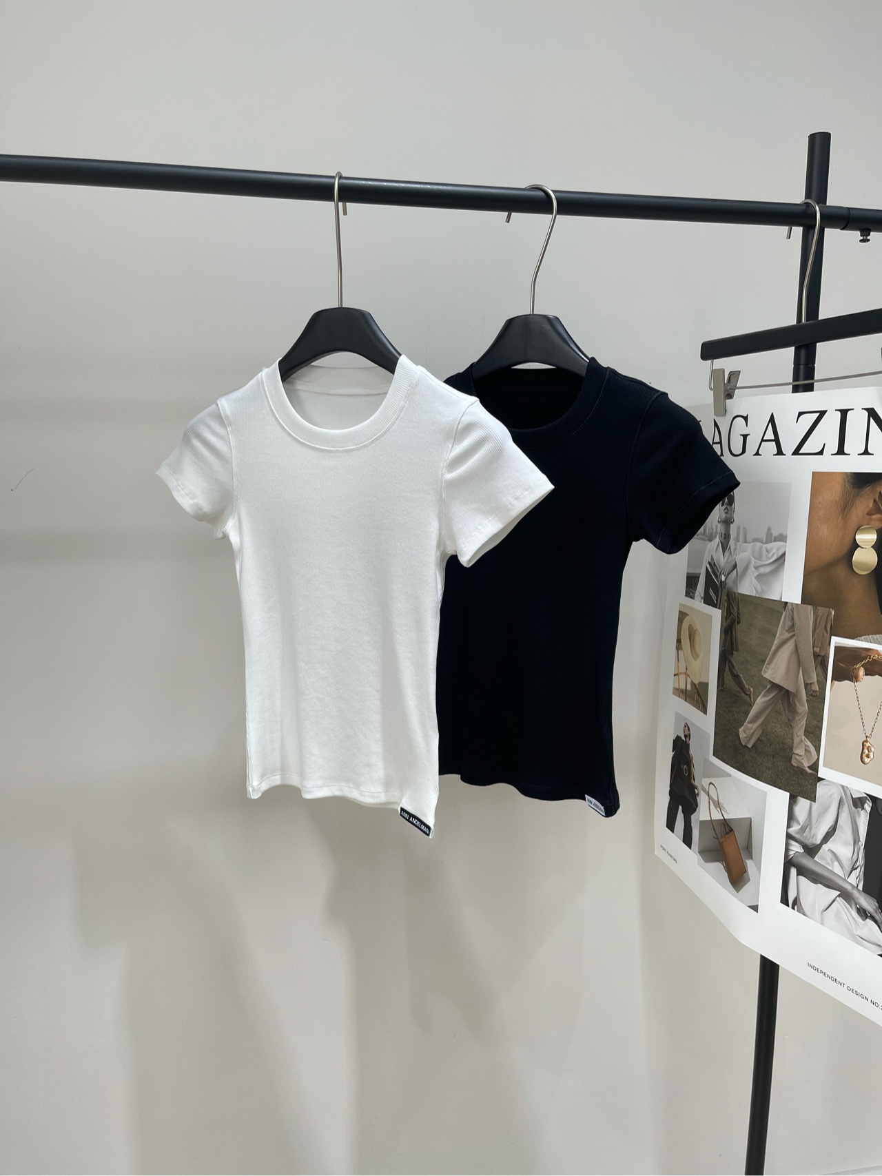 NO:418482,【Ann minimalist slim elastic short-sleeved T】, fabric cotton + spandex, color white and black, Zundu likes this basic and yet fitted item! Simple round neck design, BAI matching is not picky, simple and slightly designed with a little design feel, really loves, both aesthetic and comfort, can be salty or sweet, basic and green, buy color in spring and summer, random matching is beautiful, not picky about body shape, no sense of restraint on the upper body, good-looking and practical, almost everyone has one item~ Flat size S shoulder width 32, bust 62 elastic, garment length 47, sleeve length 12 M shoulder width 33, bust 66 elastic, garment length 48, sleeve length 13 L shoulder width 34, bust 70 elastic, garment length 49, sleeve length 14 Manual measurement will have 2~3cm errors belong to the normal range, T-shirt, alexander wang19860909【Ann极简修身弹力短袖T】 ,面料棉+氨纶 颜色白色、黑色 尊嘟狠喜欢这种基础又佰搭的单品! 简约圆领设计,BAI搭不挑人 简约中带点设计感真滴狠爱 美感与舒适兼备,可盐可甜 基础佰搭,春夏季bi买色系 随意搭配都狠好看,不挑身材,上身没有束缚感 好看又实穿,几乎人手一件的单品~ 平铺尺码 S肩宽32,胸围62弹力,衣长47,袖长12 M肩宽33,胸围66弹力,衣长48,袖长13 L肩宽34,胸围70弹力,衣长49,袖长14 手工测量会有2~3cm误差属于正常范围,,T-shirt,alexander wang,Women's clothing