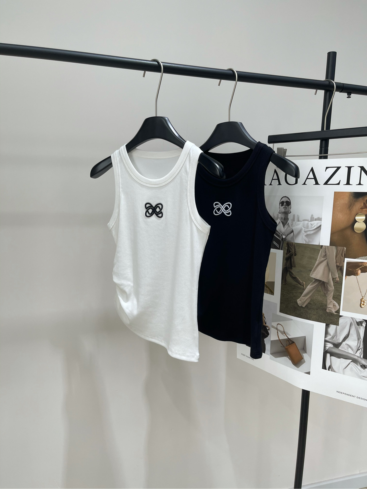 NO:418489,[Ann three-dimensional butterfly embroidered pleated vest], fabric cotton + spandex, color black and white. Ann's new version of butterfly embroidered vest is so easy to match. Just wear it alone!  Comfortable and slimming!  It’s great to wear inside a jacket in the weather now!  It has become a hot commodity in the eyes of fashionable people. The 'initiator' behind this trend. The appearance is one side and the irregular folding effect. The exquisite logo embroidery pattern on the chest. It is slim and slim, making it look more figure. Flat size S shoulder width 27, bust 70 elastic, 52 M shoulder width 28, bust 74 elastic, 53 L shoulder width 29, bust 78 elastic, 54. There will be 2~3cm errors in manual measurements. It is within the normal range., jackets & coats, alexander wang19860909【Ann立体蝴蝶刺绣褶皱背心】 ,面料棉+氨纶 颜色黑色、白色 Ann新版蝴蝶刺绣小背心也太好搭了吧 单穿就好好看！又舒服又显瘦！ 现在的天气穿在外套里面做内搭也很绝！ 居然成为了时髦人眼中的香饽饽 而这股潮流背后的“始作俑者” 外形单侧加上不规则褶皱效果 胸前精美logo刺绣图案 修身显瘦,更显身材 平铺尺码 S肩宽27,胸围70弹力,衣长52 M肩宽28,胸围74弹力,衣长53 L肩宽29,胸围78弹力,衣长54 手工测量会有2~3cm误差属于正常范围,,jackets & coats,alexander wang,Women's clothing