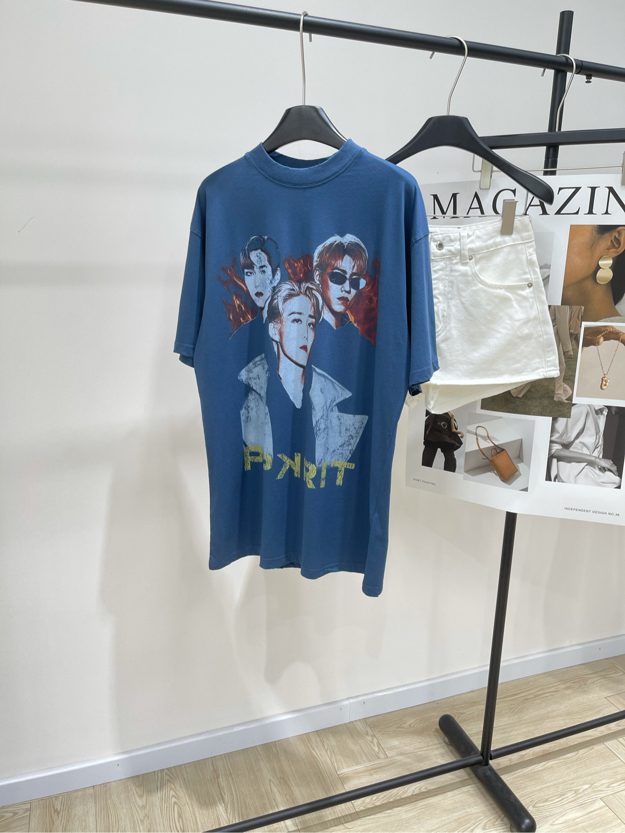 NO:425750,[BA haze blue ripped portrait T], fabric is all cotton, color haze blue, PP same style Balenciaga easily gets the missing outfit on the lower body. I have to say that the PP aesthetic is really super online!  The clothes are of good quality and the details are handled well. The PP portrait print on the chest is also very good-looking. The style is very loose. Oversize. A model that can be worn by both men and women. The navy blue upper body is also very white~ The same style for men and women. Flat size S (size 0) shoulder width 51, bust 108, length 75, sleeve length 23 M (size 1) shoulder width 52, bust 112, length 76, sleeve length 24 L (size 2) shoulder width 53, bust 116, length 77, sleeve length 25. There will be 2~3cm errors in manual measurements. Balenciaga, versace, alexander wang19860909【BA雾霾蓝破洞人像T】 ,面料全棉 颜色雾霾蓝 PP同款巴黎世家轻松get下半身失踪穿搭 不得不说PP审美真的超在线！ 衣服质量很好 细节处处理的也很到位 胸前的pp人像印花也超好看 版型很宽松 oversize男女都可以穿的一款 藏蓝色上身也很显白～ 男女同款 平铺尺码 S（0码）肩宽51,胸围108,衣长75,袖长23 M（1码）肩宽52,胸围112,衣长76,袖长24 L（2码）肩宽53,胸围116,衣长77,袖长25 手工测量会有2~3cm误差属于正常范围,,balenciaga,versace,alexander wang,Women's clothing