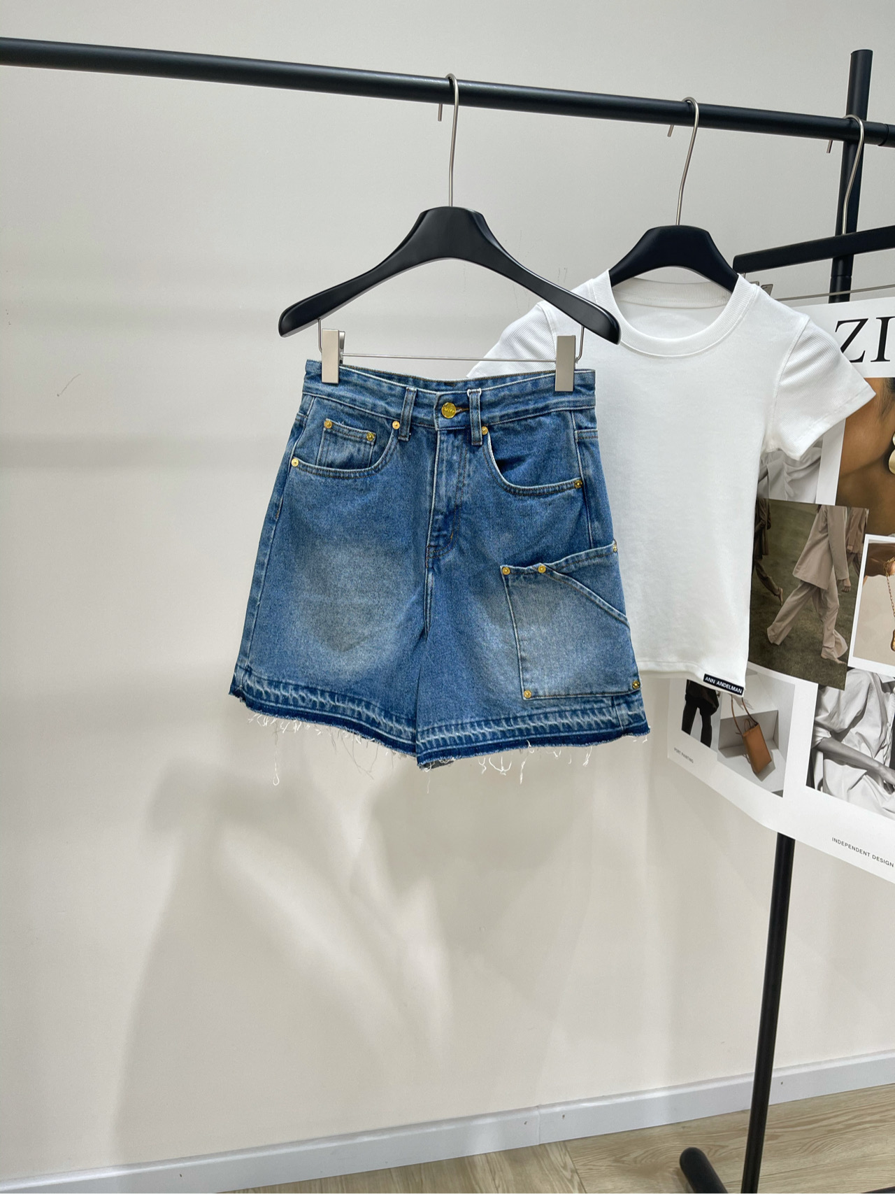 NO:425790,[GN dark blue fur-edged denim shorts], fabric denim cotton, dark blue color, fashionable item that can be controlled by any body!  Super versatile Gann 25Ss spring and summer new denim shorts!  The texture and slimming make you feel comfortable to have a good figure!  Whether you have a pear-shaped body or an apple-shaped body, these shorts can be perfectly controlled!  Its high waist design can lengthen the leg lines and make your body proportions more coordinated. The large pocket design on the side not only increases practicality, but also makes the whole shorts look more high-end, atmospheric and upscale!  Whether it is paired with a T-shirt or a shirt, you can easily wear it in a fashionable sense. Flat size S waist 66, hip circumference 94, trousers length 45 M waist circumference 70, hip circumference 98, trousers length 46 L waist circumference 74, hip circumference 102, trousers length 47 Manual measurement will have 2 to 3cm errors within the normal range, shorts, shirts, tees, t-shirt, alexander wang19860909【GN深蓝毛边牛仔短裤】 ,面料牛仔棉 颜色深蓝 任何身材都能驾驭的时尚单品！ 超级百搭的Gann 25Ss春夏新款牛仔短裤！ 质感与显瘦兼备,让你轻松拥有好身材！ 无论你是梨形身材还是苹果型身材 这款短裤都能完美驾驭！ 它的高腰设计,能够拉长腿部线条 让你的身材比例更加协调. 侧边的大口袋设计,不仅增加了实用性 还让整款短裤看起来更加高端大气上档次！ 无论是搭配T恤还是衬衫 都能轻松穿出时尚感 平铺尺码 S腰围66,臀围94,裤长45 M腰围70,臀围98,裤长46 L腰围74,臀围102,裤长47 手工测量会有2～3cm误差属于正常范围,,shorts,shirts,tees，t-shirt,alexander wang,Women's clothing