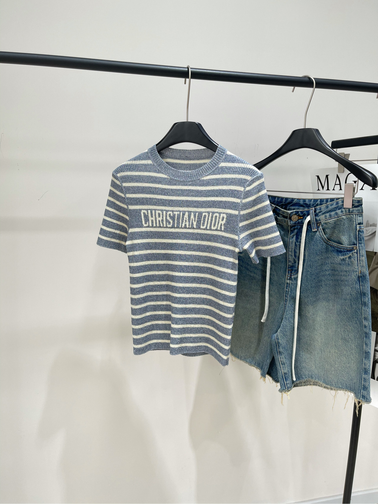 NO:425762,【D gray-blue striped linen knitted short sleeve】, fabric mulberry silk + linen color gray-blue stripes Dio25 spring and summer new contrasting linen silk Original custom development ~ Blended knitted fabric D-Stripes pattern Short-sleeved round-neck knitted top shipped This short-sleeved sweater comes from the iviera limited series It is a fashionable and elegant item. It is made of contrasting linen silk blended knitted fabric carefully crafted and decorated with D-Stripes pattern slim fit style The front is decorated with letter logo. It can be matched with other iviera items to create matching shapes Flat size S shoulder width 35, bust 70 high elasticity, 54 long sleeve length 20 M shoulder width 36, bust 74 high elasticity, 55 long sleeve length 21 L shoulder width 37, bust 78 high elasticity, 56 long sleeve length 22  Manual measurement will have 2~3cm errors within the normal range, dior, T-shirt, alexander wang19860909【D灰蓝条纹亚麻针织短袖】 ,面料桑蚕丝+亚麻 颜色灰蓝条纹 Dio25春夏新款撞色亚麻桑蚕丝 原版定制开发～ 混纺针织面料D-Stripes图案 短袖圆领针织上衣出货 这款短袖针织衫来自iviera限定系列 是一款时尚优雅的单品 采用撞色亚麻桑蚕丝混纺针织面料 精心制作,饰以 D-Stripes图案修身版型 正面饰以字母标志 可与其他 iviera 单品搭配,打造配套造型 平铺尺码 S肩宽35,胸围70高弹力,衣长54,袖长20 M肩宽36,胸围74高弹力,衣长55,袖长21 L肩宽37,胸围78高弹力,衣长56,袖长22 手工测量会有2~3cm误差属于正常范围,,dior,T-shirt,alexander wang,Women's clothing