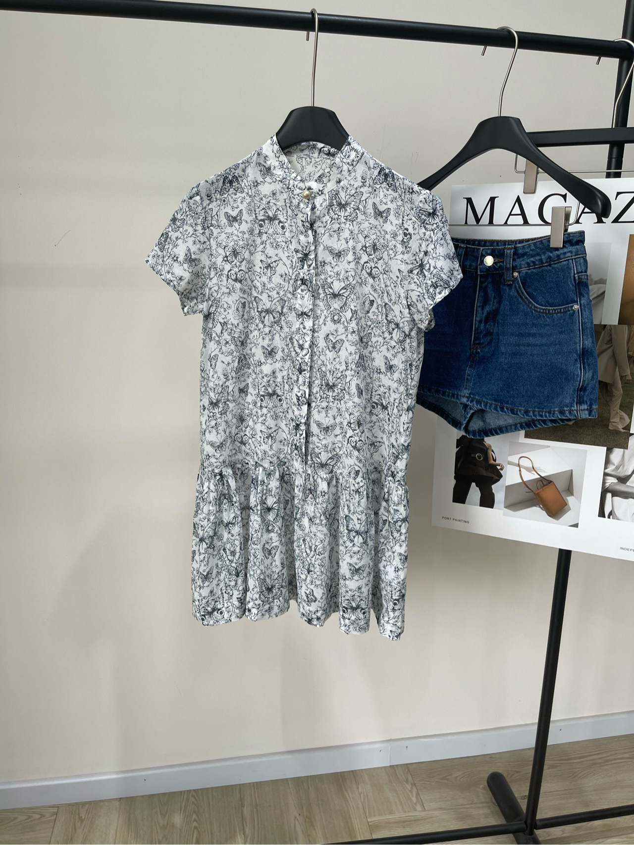 NO:425772,【D black and white butterfly printed cotton yarn short-sleeved skirt】, thin fabric cotton yarn color black and white color combination Dio* thin cotton yarn material, smooth and stylish, full of printed tropical plants and butterfly elements in the whole body, echoing the refreshing vacation atmosphere of the hot summer, the cuff skirt hem stripes and edges echo the exquisiteness at the same time using tailoring and details, open button design, the upper body is more fashionable and fashionable, flat size S shoulder width 37, bust 92, skirt length 81, sleeve length 15 M shoulder width 38, bust 96, skirt length 82, sleeve length 16 L shoulder width 39, bust 100, skirt length 83, sleeve length 17 Manual measurement will have 2~3cm errors within the normal range, dior, skirt, T-shirt, alexander wang19860909【D黑白蝴蝶印花棉纱短袖裙】 ,面料薄款棉纱 颜色黑白拼色 Dio*薄款棉纱材质 垂顺有型 通体满印热带植物和蝴蝶元素 呼应炎炎夏日的清爽度假气息 袖口裙摆条纹包边呼应 同时利用剪裁和细节提升精致度 开襟钮扣设计 上身更为洋气时髦 平铺尺码 S肩宽37,胸围92,裙长81,袖长15 M肩宽38,胸围96,裙长82,袖长16 L肩宽39,胸围100,裙长83,袖长17 手工测量会有2~3cm误差属于正常范围,,dior,skirts,T-shirt,alexander wang,Women's clothing