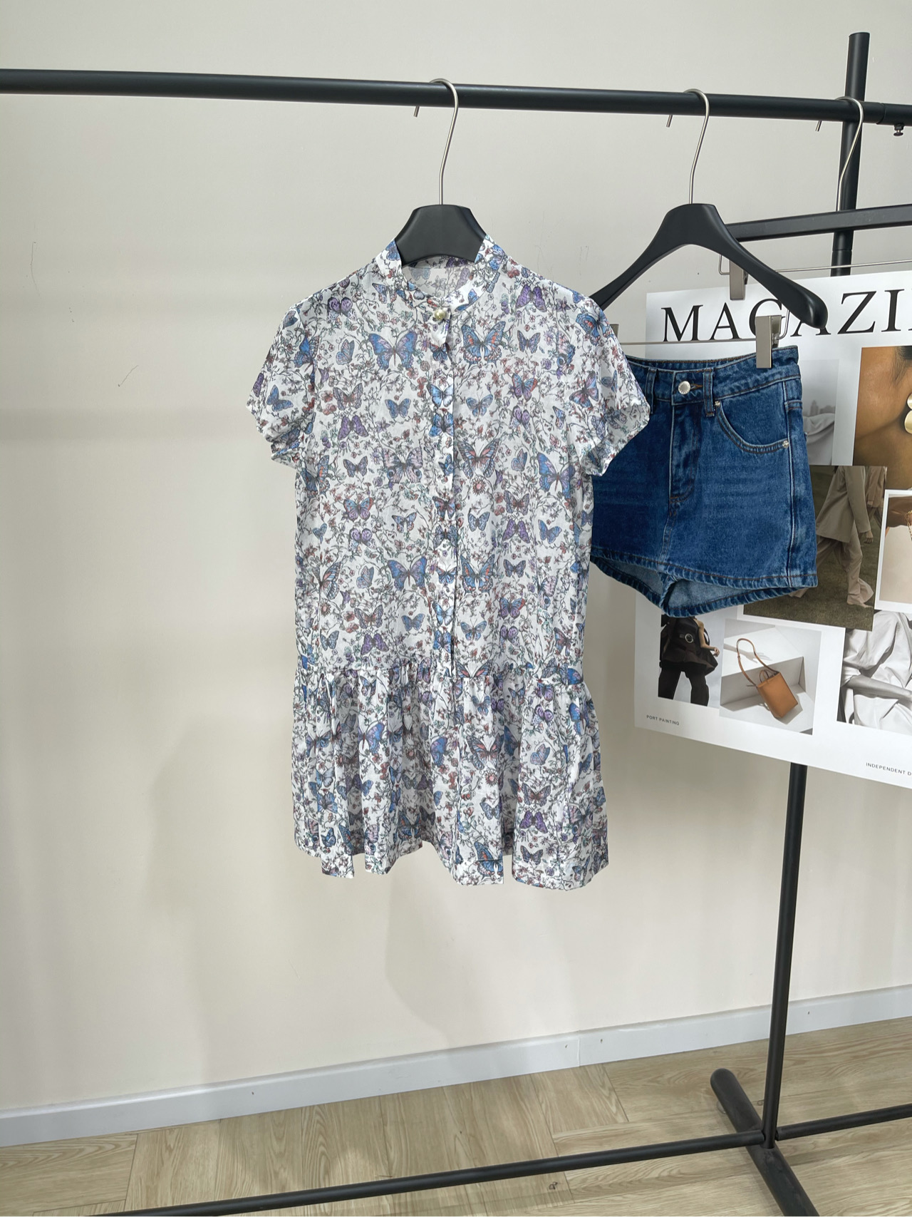 NO:425782,【D color butterfly printed cotton yarn short-sleeved skirt】, thin fabric cotton yarn color color Dio* thin cotton yarn material, smooth and stylish, full of printed tropical plants and butterfly elements in the whole body, echoing the refreshing vacation atmosphere of the hot summer, the cuff skirt hem stripes and edges echo the exquisiteness at the same time using tailoring and details to improve the precision. Open button design The upper body is more fashionable and fashionable. Flat size S shoulder width 37, bust 92, skirt length 81, sleeve length 15 M shoulder width 38, bust 96, skirt length 82, sleeve length 16 L shoulder width 39, bust 100, skirt length 83, sleeve length 17 Manual measurement will have 2~3cm errors within the normal range, dior, skirt, T-shirt, alexander wang19860909【D彩色蝴蝶印花棉纱短袖裙】 ,面料薄款棉纱 颜色彩色 Dio*薄款棉纱材质 垂顺有型 通体满印热带植物和蝴蝶元素 呼应炎炎夏日的清爽度假气息 袖口裙摆条纹包边呼应 同时利用剪裁和细节提升精致度 开襟钮扣设计 上身更为洋气时髦 平铺尺码 S肩宽37,胸围92,裙长81,袖长15 M肩宽38,胸围96,裙长82,袖长16 L肩宽39,胸围100,裙长83,袖长17 手工测量会有2~3cm误差属于正常范围,,dior,skirts,T-shirt,alexander wang,Women's clothing