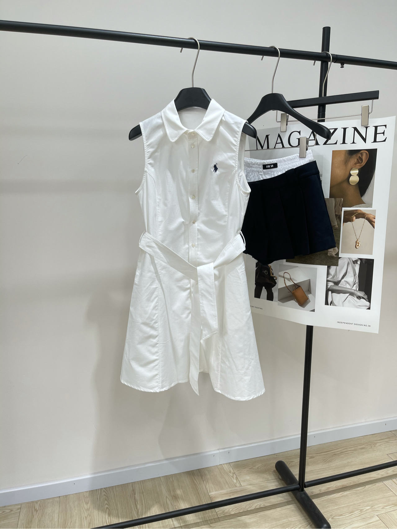 NO:425798,【White Pony Belt Sleeveless Dress】, fabric is cotton, color white Ralph Lauren White Moonlight Shirt Dress This white dress is so obedient, the upper body turns into a Korean Oni's atmosphere, the Raff dress, whoever wears it looks good, the simple and generous shirt dress is so nice, the doll neckline design, cute and playful and elegant reveals intellectual temperament, the belt of the same color, the waist is very well-designed, it won't look fat, flat size S shoulder width 34, bust 88, waist 82, skirt length 90 M shoulder width 35, bust 92, waist 86, skirt length 91 L shoulder width 36, bust 96, waist 90, skirt length 92. There will be 2~3cm errors in manual measurements, belong to the normal range, loro piano, skirts, shirts, alexander wang19860909【白色小马腰带无袖连衣裙】 ,面料全棉 颜色白色 Ralph Lauren白月光衬衫裙 这个白色的连衣裙太乖了吧 上身秒变韩国欧尼的氛围感拉夫连衣裙 谁穿谁好看 简单大方的衬衫连衣裙 太衬人了 娃娃领口设计 可爱又俏皮优雅中透露着知性气质 同色系的绑腰带 腰身收的很好 不会显胖噢 平铺尺码 S肩宽34,胸围88,腰围82,裙长90 M肩宽35,胸围92,腰围86,裙长91 L肩宽36,胸围96,腰围90,裙长92 手工测量会有2~3cm误差属于正常范围,,loro piana,skirts,shirts,alexander wang,Women's clothing