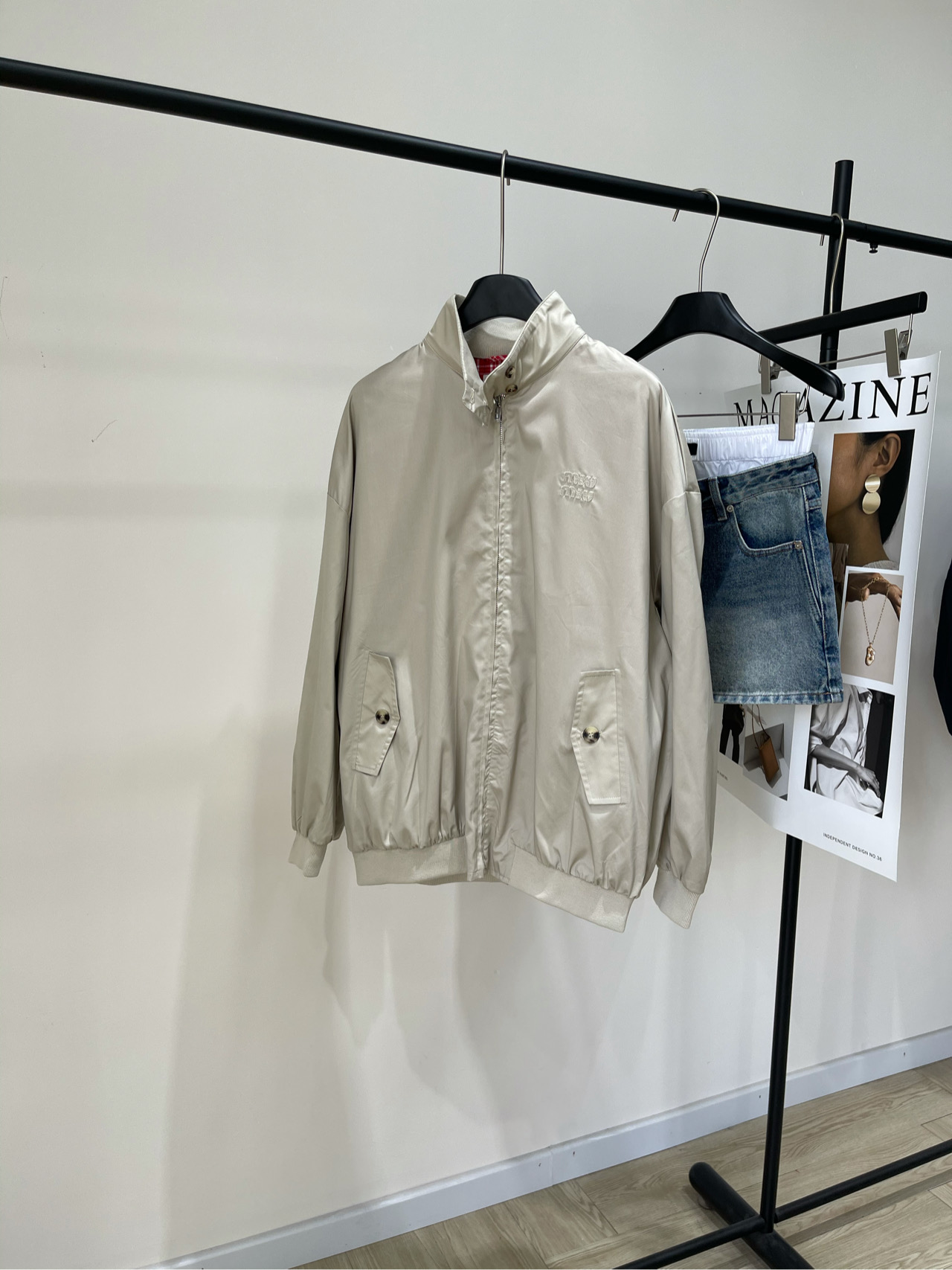 NO:427092,【M apricot red zipper medium-length jacket】, fabric cotton + polyester fiber, color apricot, Miu25 series new model, custom fabric inner splicing contrasting plaid, mid-length turtleneck metal zipper jacket shipped, fashionable essential items, break the stereotype of traditional jacket, take into account the sense of casualness and formality, classic high-end worsted cotton fabric, loose style, custom patch embroidered letter craft modification on the chest, flat size S shoulder width 63, bust 138, 69, sleeve length 53 M shoulder width 65, bust 142, 71, sleeve length 54 L shoulder width 67, bust 146, 73, sleeve length 55 Manual measurement will have 2~3cm errors within the normal range,,miumiu, jackets & coats, jackets & coats, alexander wang19860909【M杏色红格拉链中长夹克】 ,面料棉+聚酯纤维 颜色杏色 Miu25系列新款 定制面料内里拼接撞色格纹 中长款高领金属拉链外套出货 时髦必备单品 打破传统外套刻板印象 兼顾休闲感与正式感 经典高级精纺棉质面料 松版型 胸口搭配定制贴布刺绣字母工艺修饰 平铺尺码 S肩宽63,胸围138,衣长69,袖长53 M肩宽65,胸围142,衣长71,袖长54 L肩宽67,胸围146,衣长73,袖长55 手工测量会有2~3cm误差属于正常范围,,miumiu,jackets & coats,jackets & coats,alexander wang,Women's clothing