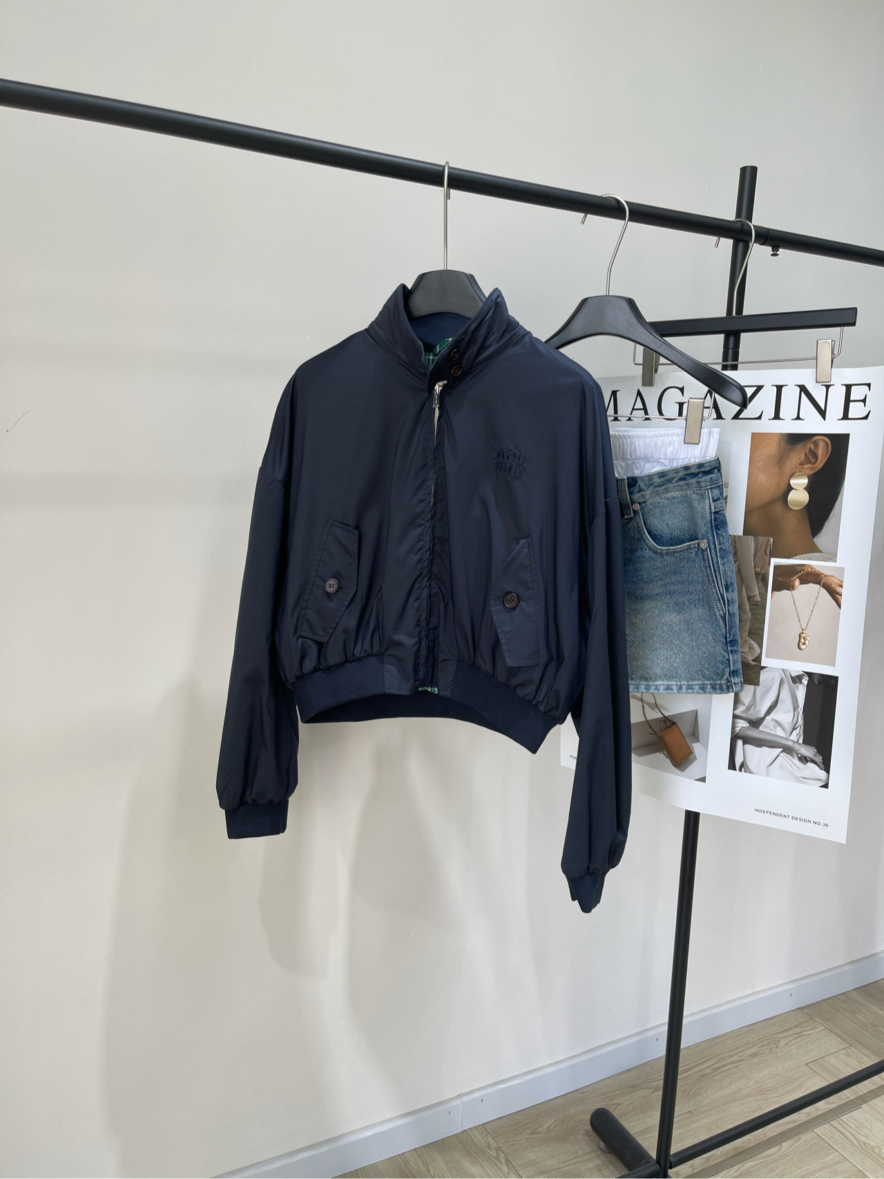 NO:427097,【M hidden blue and green zippered short jacket】, fabric cotton + polyester fiber, color hidden blue Miu25 series new model Customized fabric inner splicing contrasting color plaid turtleneck metal zipper jacket shipped, fashionable essential items Breaking the stereotype of traditional jackets, taking into account the sense of casualness and formality Classic high-end worsted cotton fabric Loose style Custom patch embroidered letter craft modification on the chest S shoulder width 64, bust 124, 50, sleeve length 53 M shoulder width 66, bust 128, 52, sleeve length 54 L shoulder width 68, bust 132, 54, sleeve length 55 Manual measurement will have 2~3cm errors within the normal range, miumiu, jackets & coats, jackets & coats, alexander wang19860909【M藏蓝绿格拉链短夹克】 ,面料棉+聚酯纤维 颜色藏蓝 Miu25系列新款 定制面料内里拼接撞色格纹高领金属拉链外套出货 时髦必备单品 打破传统外套刻板印象 兼顾休闲感与正式感 经典高级精纺棉质面料 松版型 胸口搭配定制贴布刺绣字母工艺修饰 平铺尺码 S肩宽64,胸围124,衣长50,袖长53 M肩宽66,胸围128,衣长52,袖长54 L肩宽68,胸围132,衣长54,袖长55 手工测量会有2~3cm误差属于正常范围,,miumiu,jackets & coats,jackets & coats,alexander wang,Women's clothing