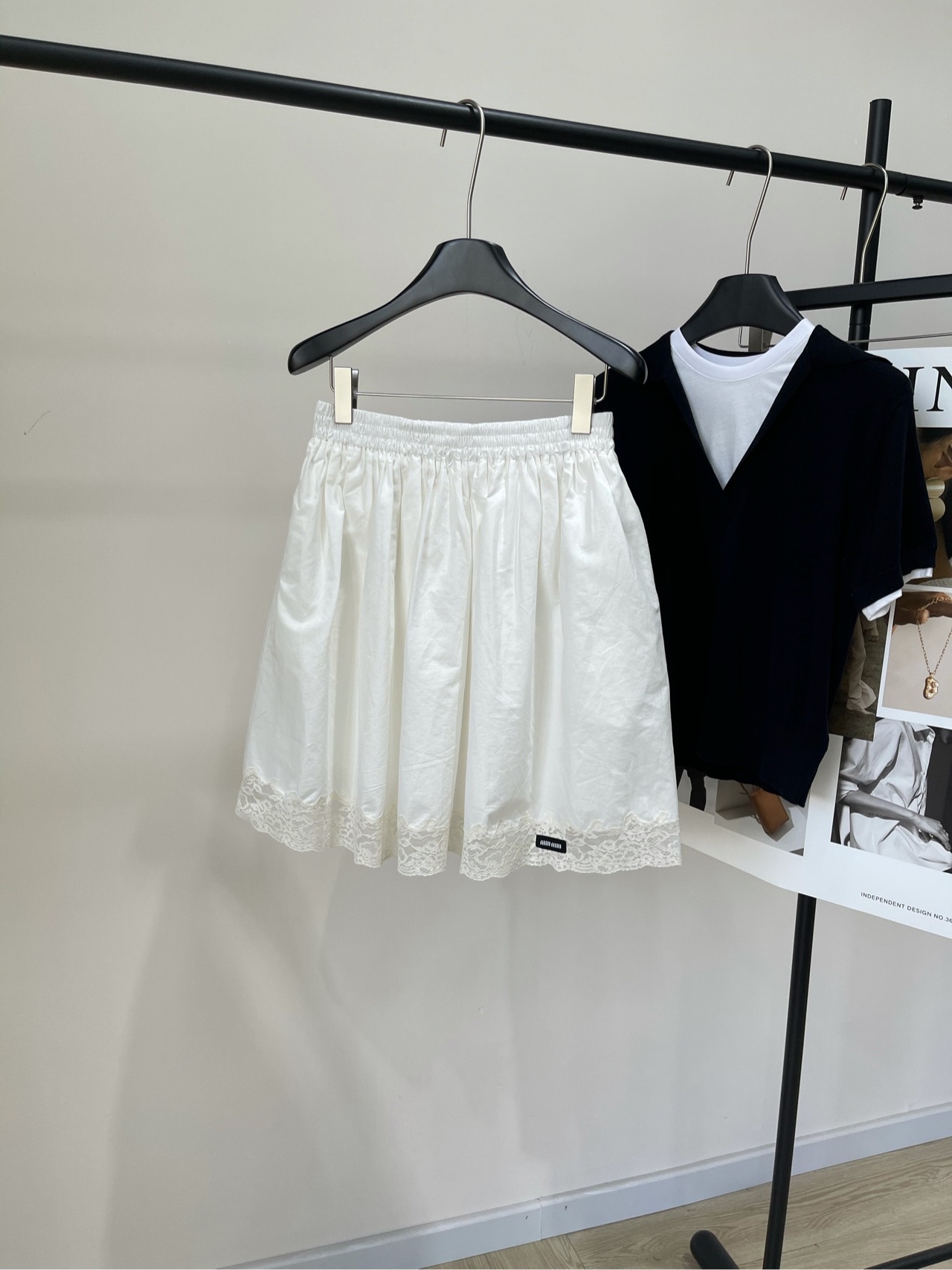 NO:427065,【M white lace edge spliced ​​mid-length skirt】, fabric cotton yarn + water-soluble lace color white Miu25 spring and summer limited new style Contrast color logo letters lower foot lace spliced ​​elastic waist skirt shipped, same high-end items of celebrities Sweet girl vacation style Temperament girl age-reducing skirt Positioning lace pattern full of summer atmosphere Custom imported cotton fabric delicate texture Excellent first body looks slim! It can be sweet and salty and is versatile and not picky. Flat size S waist 66, skirt length 49 M waist 70, skirt length 50 L waist 74, skirt length 51 Manual measurement will have 2~3cm errors within the normal range, miumiu, skirt, alexander wang19860909【M白色蕾丝边拼接中长裙】 ,面料棉纱+水溶蕾丝 颜色白色 Miu25春夏限定新款 撞色徽标字母下脚蕾丝拼接松紧腰半裙出货 明星同款高级单品 甜系少女度假风 气质少女减龄半裙 定位蕾丝图案满满的夏日气息 定制进口棉面料细腻质感超赞 一上身巨显瘦!可甜可盐气质百搭不挑人 平铺尺码 S腰围66,裙长49 M腰围70,裙长50 L腰围74,裙长51 手工测量会有2~3cm误差属于正常范围,,miumiu,skirts,alexander wang,Women's clothing