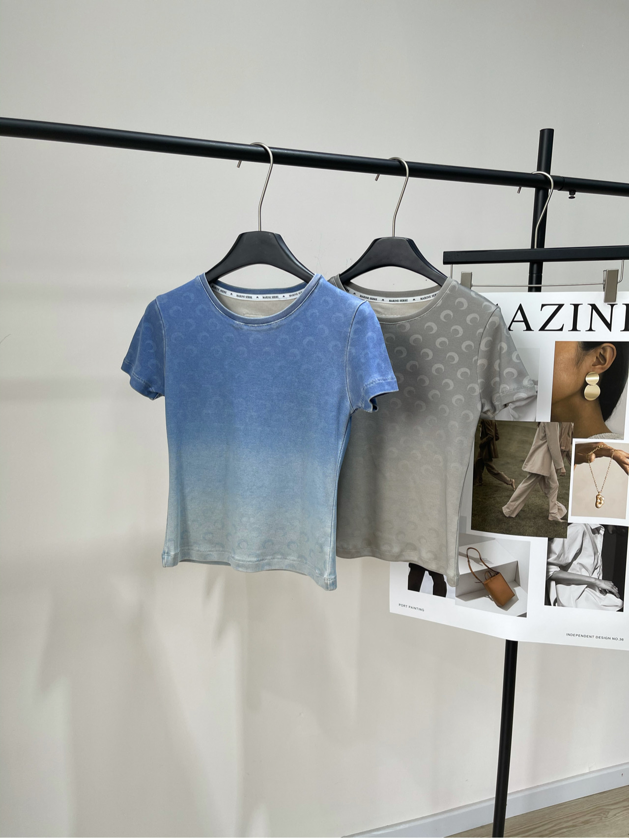 NO:427075,[Moon Gradient Tie-Dye Printed Short Sleeve T], Fabric Cotton + Spandex Color Blue, Gray 25ss Presbyterian Little Moon Slim Gradient Round Neck Short Sleeve T-shirt Blue and Gray Gradient Round Neck Short Sleeve Full-body Printed Brand Little Moon Logo Cotton-blended fabric ensures soft and skin-friendly Gradient craftsmanship presents a natural transition like ink and slim tailoring to fit the body The dense edge craftsmanship of the neckline and cuffs enhances durability Gradient color from deep to light Gradient color is printed from dark to light Blue Deep Sea night Gray mist morning Fabric blending ratio has been carefully matched It has both the breathability of cotton and retains moderate elasticity Gradient treatment at details makes this T-shirt a styling tool in the closet Flat size S shoulder width 37, bust 78 elasticity, 47 length, 15 sleeve length  M shoulder width 38, bust 82 elasticity, garment length 48, sleeve length 16 L shoulder width 39, bust 86 elasticity, garment length 49, sleeve length 17 Manual measurement will have 2~3cm errors within the normal range, T-shirt,tees, t-shirt,alexander wang19860909【月亮渐变扎染印花短袖T】 ,面料棉+氨纶 颜色蓝色、灰色 25ss 老花小月亮修身渐变圆领短袖T恤 蓝色与灰色渐变的圆领短袖 通体满印品牌小月亮标识 棉混纺面料确保柔软亲肤 渐变工艺呈现如水墨晕染般的自然过渡 修身剪裁贴合身形 领口与袖口的密拷边工艺增强耐久度 渐变色上下由深至浅 满印的月亮标识 蓝色款深海夜色 灰色款薄雾清晨 面料混纺比例经过精心调配 既有棉的透气,又保留适度弹性 细节处的渐变处理,让这件T恤成为衣橱里的造型利器 平铺尺码 S肩宽37,胸围78弹力,衣长47,袖长15 M肩宽38,胸围82弹力,衣长48,袖长16 L肩宽39,胸围86弹力,衣长49,袖长17 手工测量会有2~3cm误差属于正常范围,,T-shirt,tees，t-shirt,alexander wang,Women's clothing