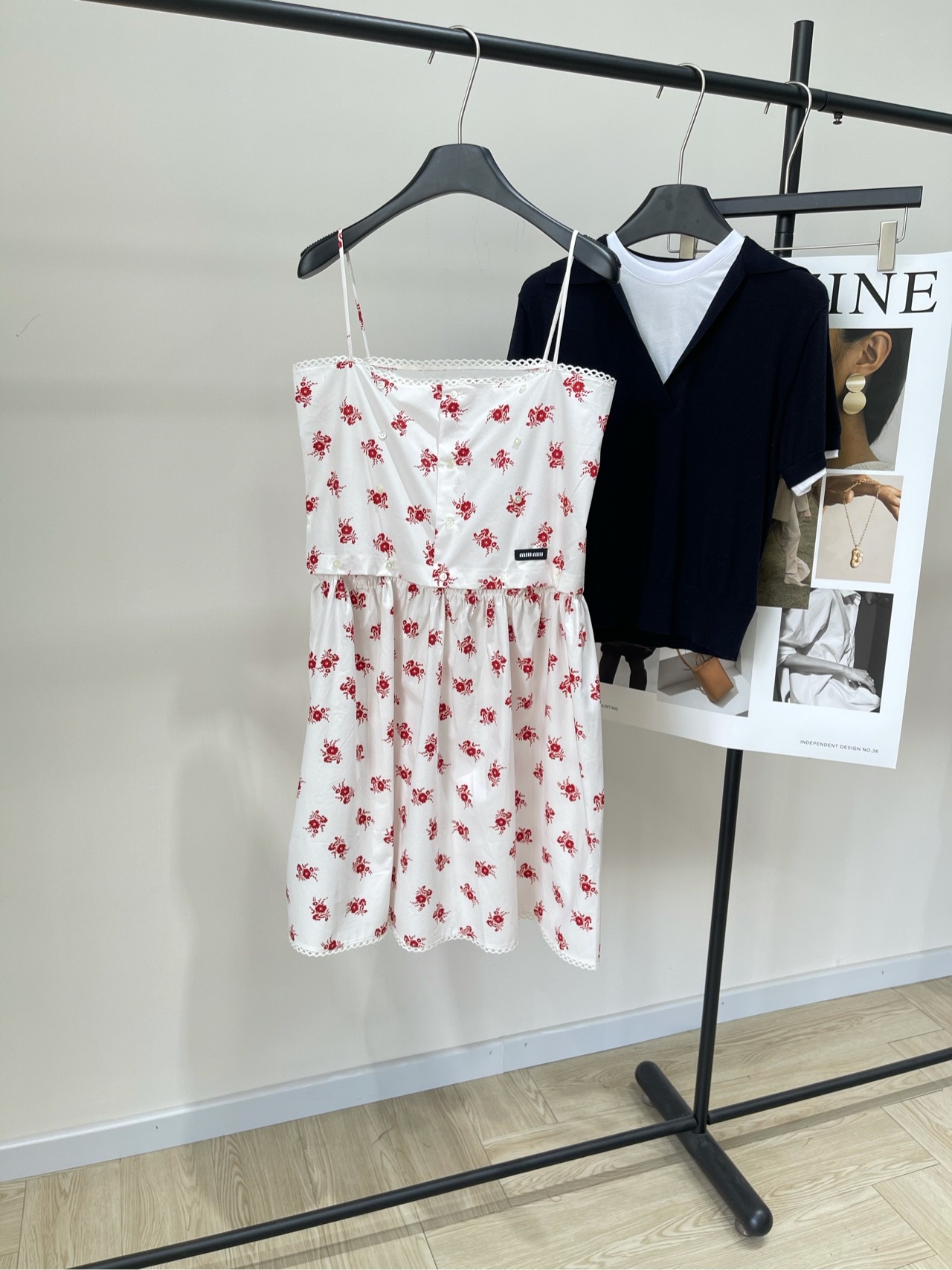 NO:427085,[M small red button splicing suspender skirt], fabric is cotton, color is white *｜Red printed dress, 25SS summer new style is available!  This red printed dress is vacation style, made of pure cotton breathable fabric, embroidered concave and convex texture, the waist button can be separated as a suspender, the red florals on the skirt are refreshing and refreshing for summer, flat size S bust 90, waist 84, skirt length 96 M bust 94, waist 88, skirt length 97 L bust 98, waist 92, skirt length 98. Manual measurement will have 2~3cm errors within the normal range, skirt 9, skirt wang19860909【M小红花纽扣拼接吊带裙】 ,面料全棉 颜色白色 *｜红色印花连衣裙 25SS夏季新款上新！ 这款红色印花连衣裙度假风 采用纯棉透气面料 绣花凹凸摸起来非常有质感 腰间纽扣可拆分当吊带穿 满裙子的红色碎花穿上身清清爽爽过夏天 平铺尺码 S胸围90,腰围84,裙长96 M胸围94,腰围88,裙长97 L胸围98,腰围92,裙长98 手工测量会有2~3cm误差属于正常范围,,skirts,alexander wang,Women's clothing