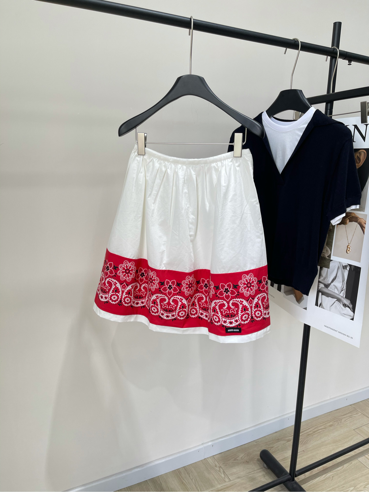 NO:427090,[M red and white color-blocked ethnic floral mid-length skirt], fabric full cotton twill fabric, color red and white color-blocked printed denim skirt, 25SS summer new style is available!  The symbol of Miu's summer essence - a headscarf print. It adds personality to the decorative straps on this rough poplin skirt with washing effect and handmade texture. A skirt with ethnic pattern cotton and linen is eye-catching in summer. It is recommended to match it with an off-white shirt!  Flat size S waist 66, skirt length 51 M waist 70, skirt length 52 L waist 74, skirt length 53 Manual measurement will have 2~3cm errors within the normal range, miumiu, skirt, shirts, alexander wang19860909【M红白拼色民族花卉中长裙】 ,面料全棉斜纹面料 颜色红白拼色 印花粗斜纹棉布半裙 25SS夏季新款上新！ Miu夏日精髓的象征——头巾印花 为这款带有水洗效果和手工质感的粗纺府绸半身裙 上的装饰带增添了个性 民族风花纹棉麻的一条半裙 夏天穿红色吸睛亮眼 推荐搭配米白色衬衫！ 平铺尺码 S腰围66,裙长51 M腰围70,裙长52 L腰围74,裙长53 手工测量会有2~3cm误差属于正常范围,,miumiu,skirts,shirts,alexander wang,Women's clothing