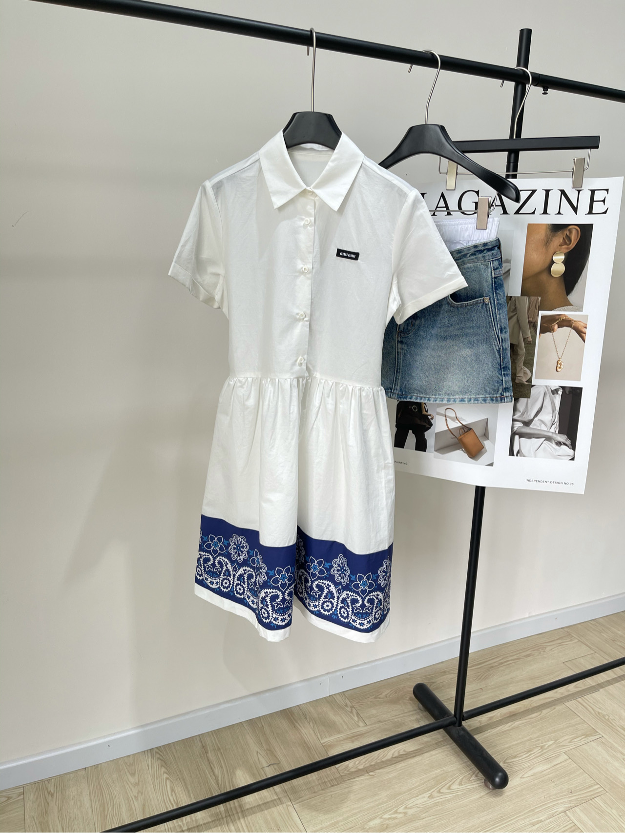 NO:427100,[M blue and white color-blocked ethnic floral short-sleeved shirt skirt], fabric full cotton twill color blue and white color-blocked *｜printed tinted cotton dress 25SS summer new style is available!  Miu's summer essence symbol - headscarf print adds personality to the decorative band on this rough poplin dress with washing effect and hand-made texture. Logo embroidered on the chest. A dress with ethnic pattern cotton and linen. It is eye-catching in summer!  Flat size S shoulder width 40, bust 96, skirt length 97, sleeve length 21 M shoulder width 41, bust 100, skirt length 98, sleeve length 22 L shoulder width 42, bust 104, skirt length 99, sleeve length 23 Manual measurement will have 2~3cm errors within the normal range, miumiu, skirts, shirts, T-shirts, alexander wang19860909【M蓝白拼色民族花卉短袖衬衫裙】 ,面料全棉斜纹布 颜色蓝白拼色 *｜印花粗斜纹棉连衣裙 25SS夏季新款上新！ Miu的夏日精髓象征——头巾印花 为这款带有水洗效果和手工质感的粗纺府绸连衣裙上的装饰带增添了个性 胸前徽标刺绣logo 民族风花纹棉麻的一条连衣裙 夏天穿吸睛亮眼！ 平铺尺码 S肩宽40,胸围96,裙长97,袖长21 M肩宽41,胸围100,裙长98,袖长22 L肩宽42,胸围104,裙长99,袖长23 手工测量会有2~3cm误差属于正常范围,,miumiu,skirts,shirts,T-shirt,alexander wang,Women's clothing