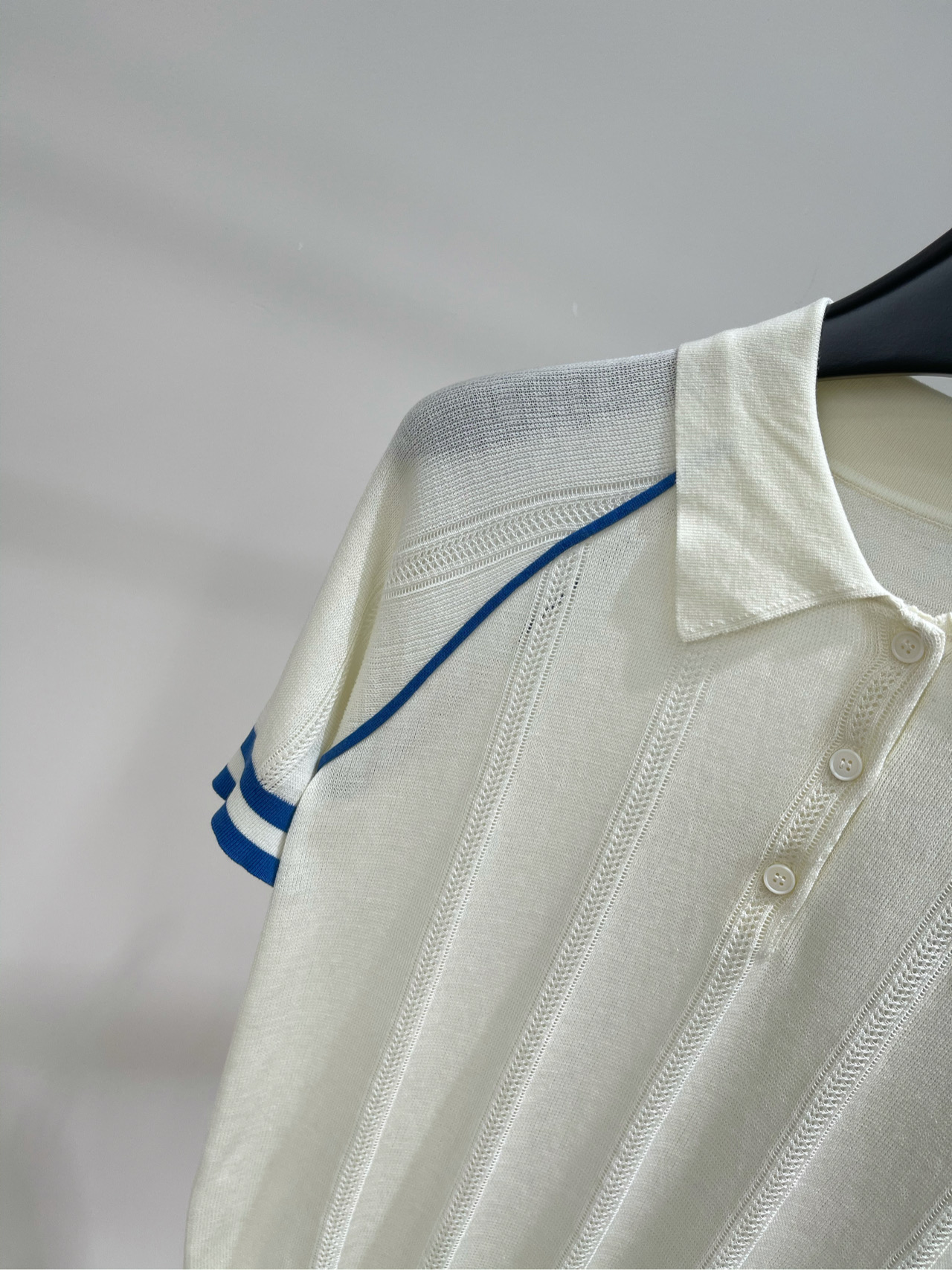 【M蓝白插肩polo针织短袖】🔺，面料：天丝棉颜色：米白色𝐌𝐈𝐔 𝐌𝐈*｜针织撞色镂空POLO衫25SS